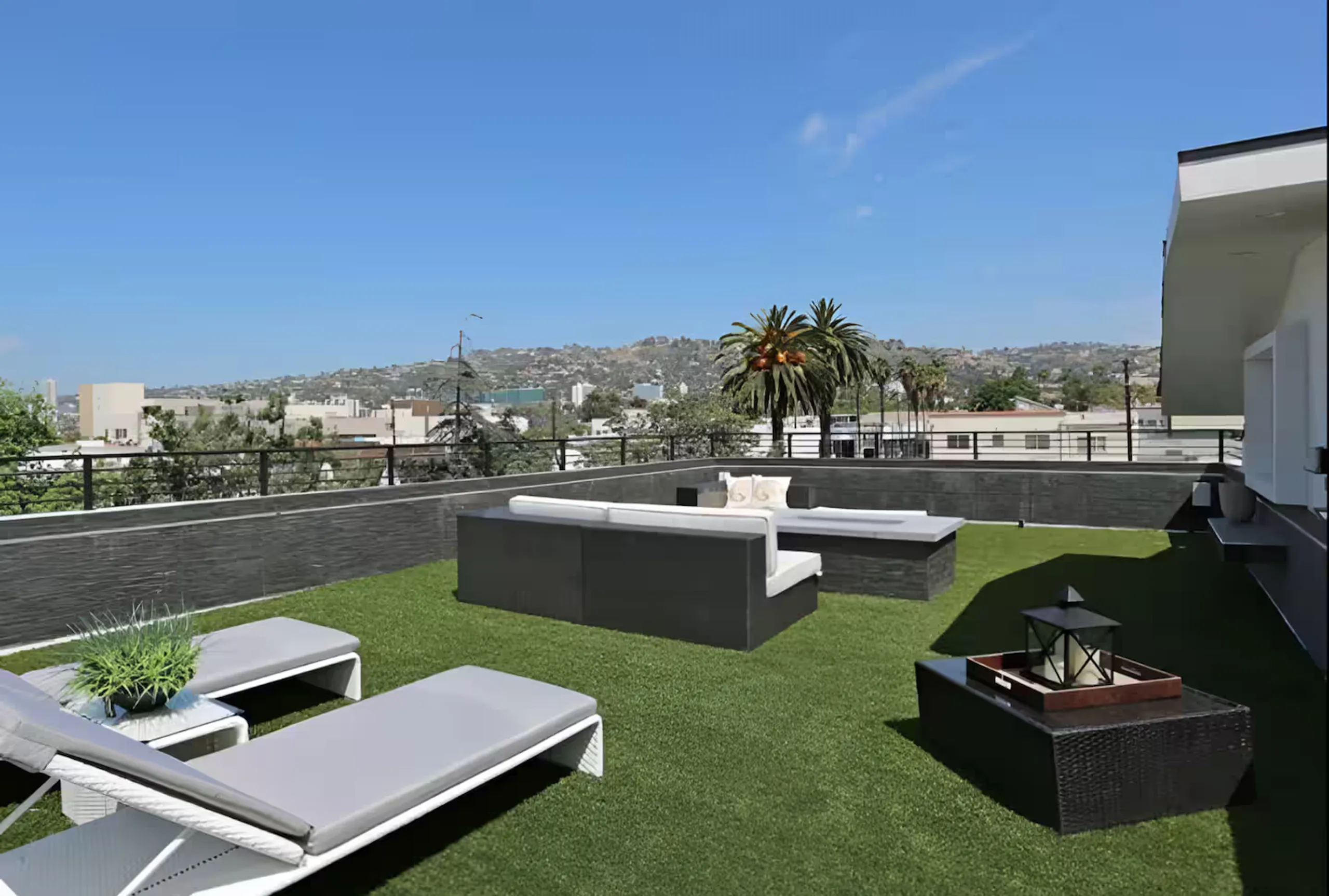 Modern Luxe Melrose Oasis with Private Pool and Rooftop — photograph 11