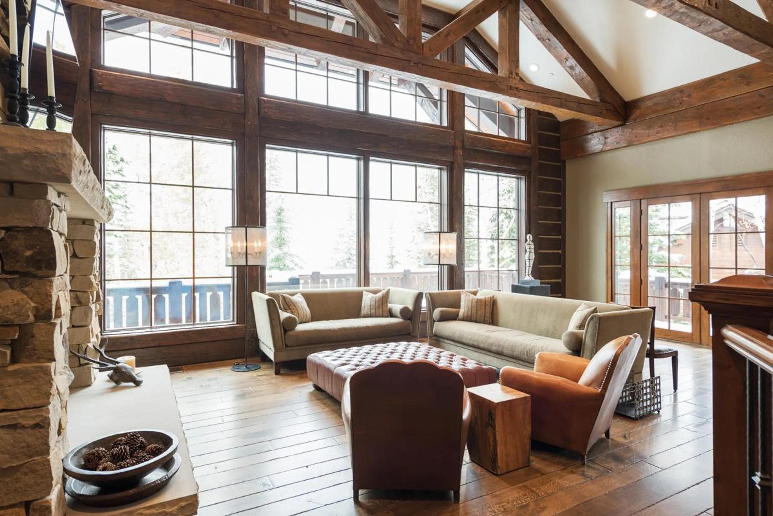 Exquisite Mountain Chalet with Entertainment Room and Stunning Views — photograph 9