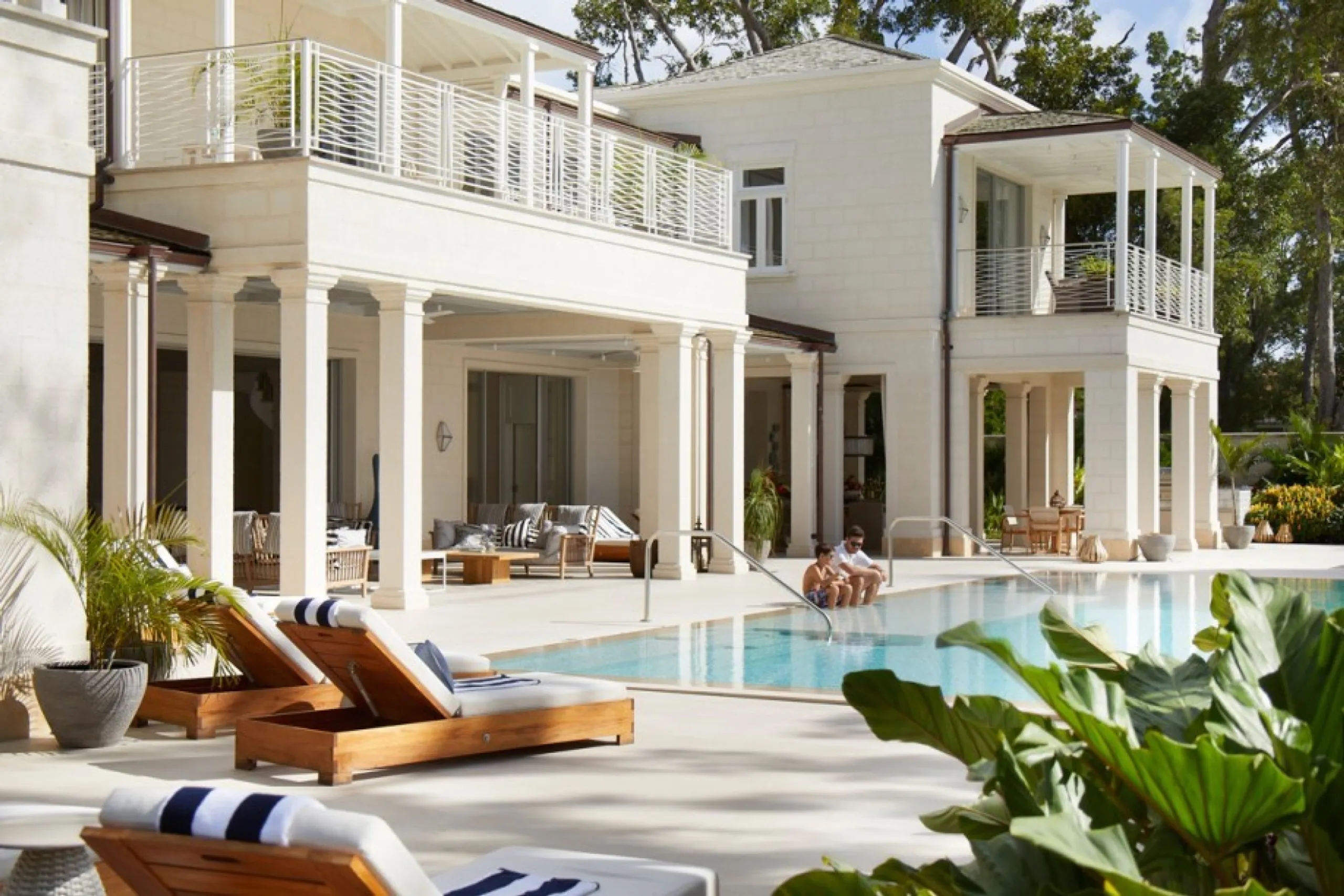 Sophisticated Contemporary Villa with Private Pool and Beach Views, Holetown