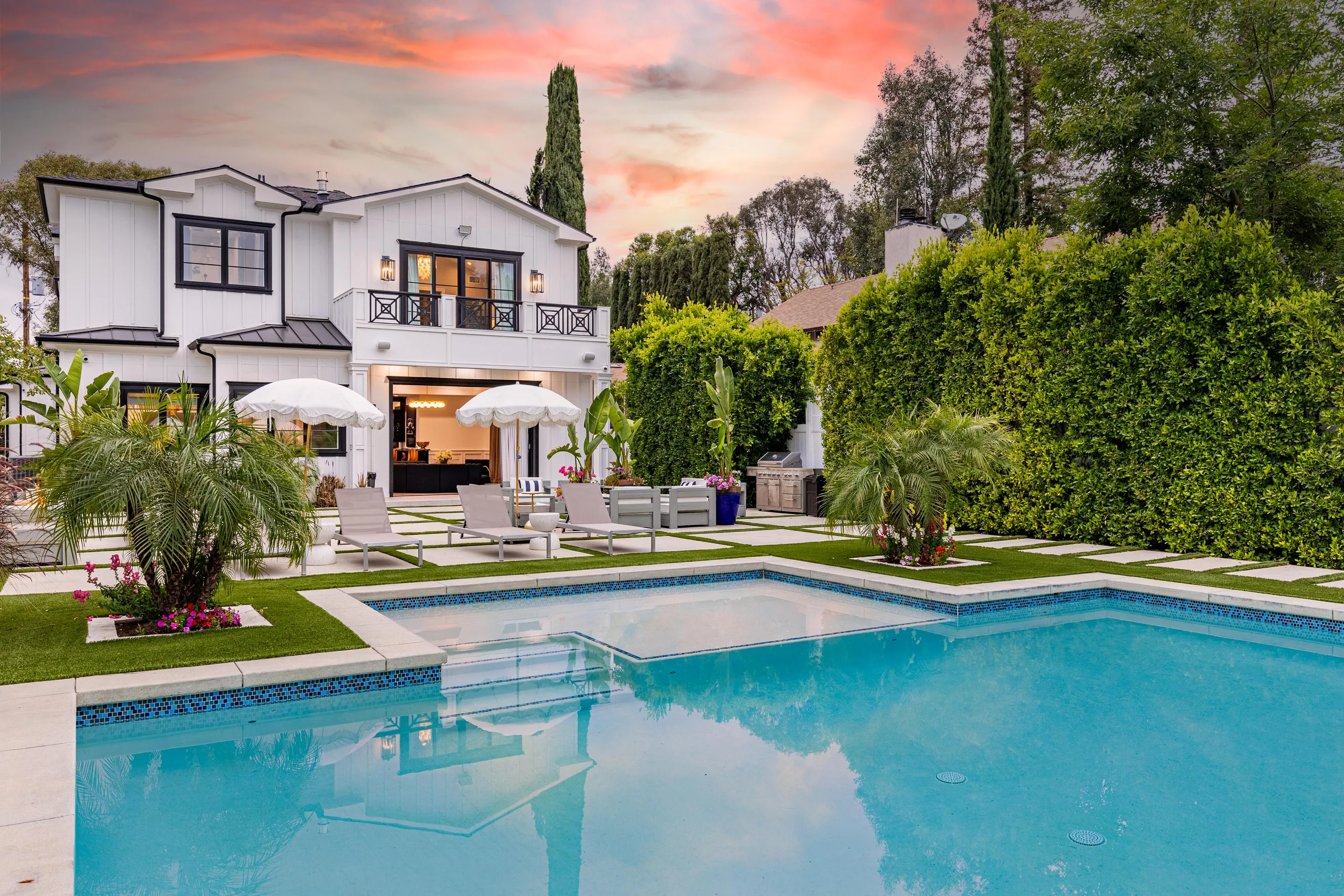 Exclusive Tarzana Haven with Private Pool, Spa and Stone Fireplace — photograph 8