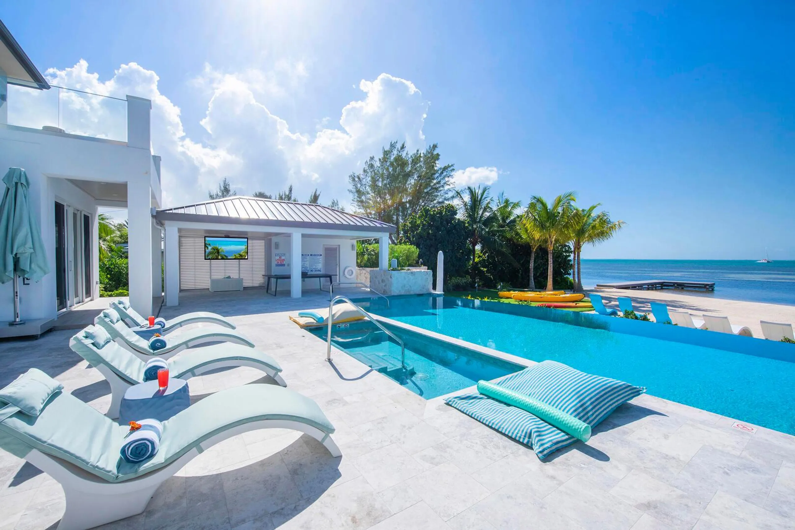 Cayman Ocean Front Grand Estate with Infinity Pool and Incredible Ocean Views — photograph 3