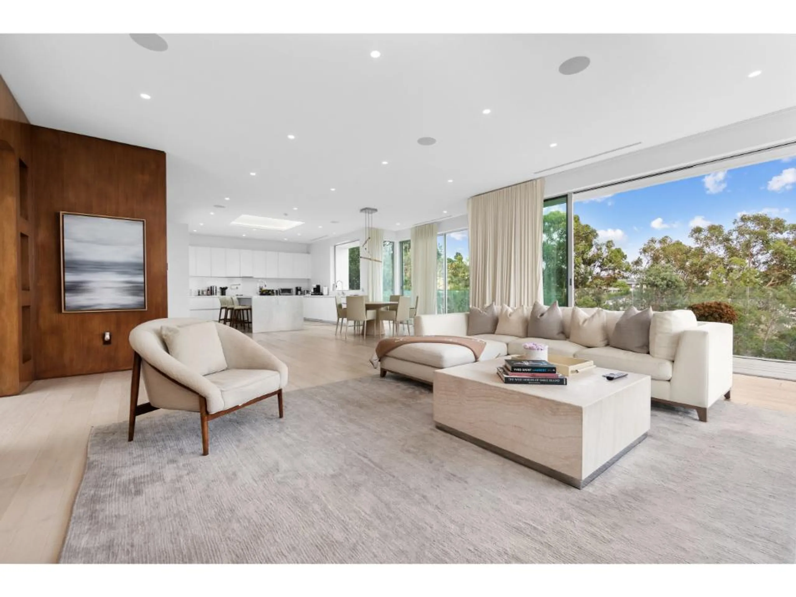 Glamorous Beverly Grove Villa with Invigorating Pool — photograph 9