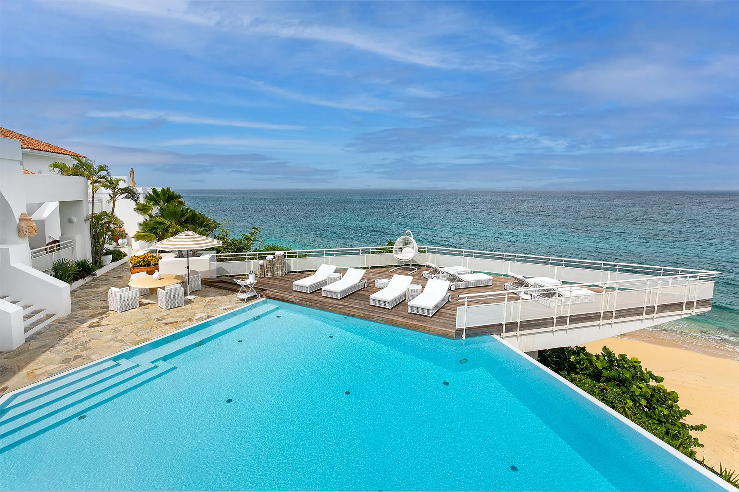 Elegant Luxury Cliffside Villa with Private Pool and Breathtaking Ocean Views — photograph 3