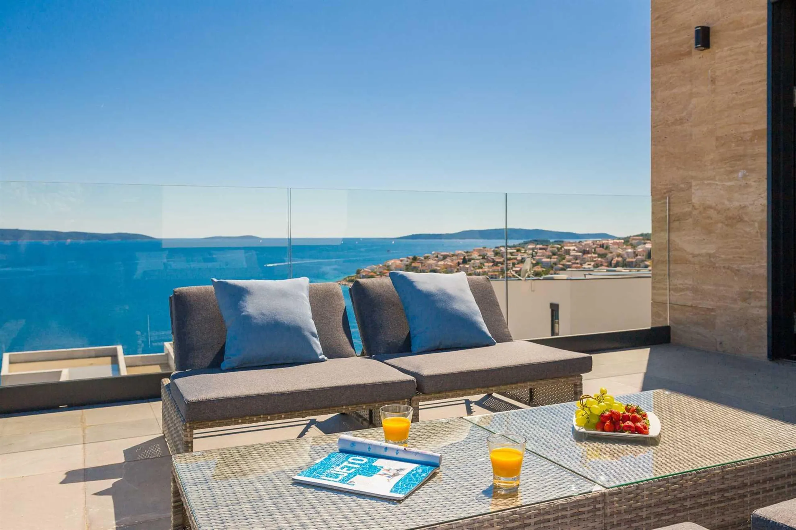 Resplendent Villa with Pool, Jacuzzi, Sauna and Sea Views — photograph 11