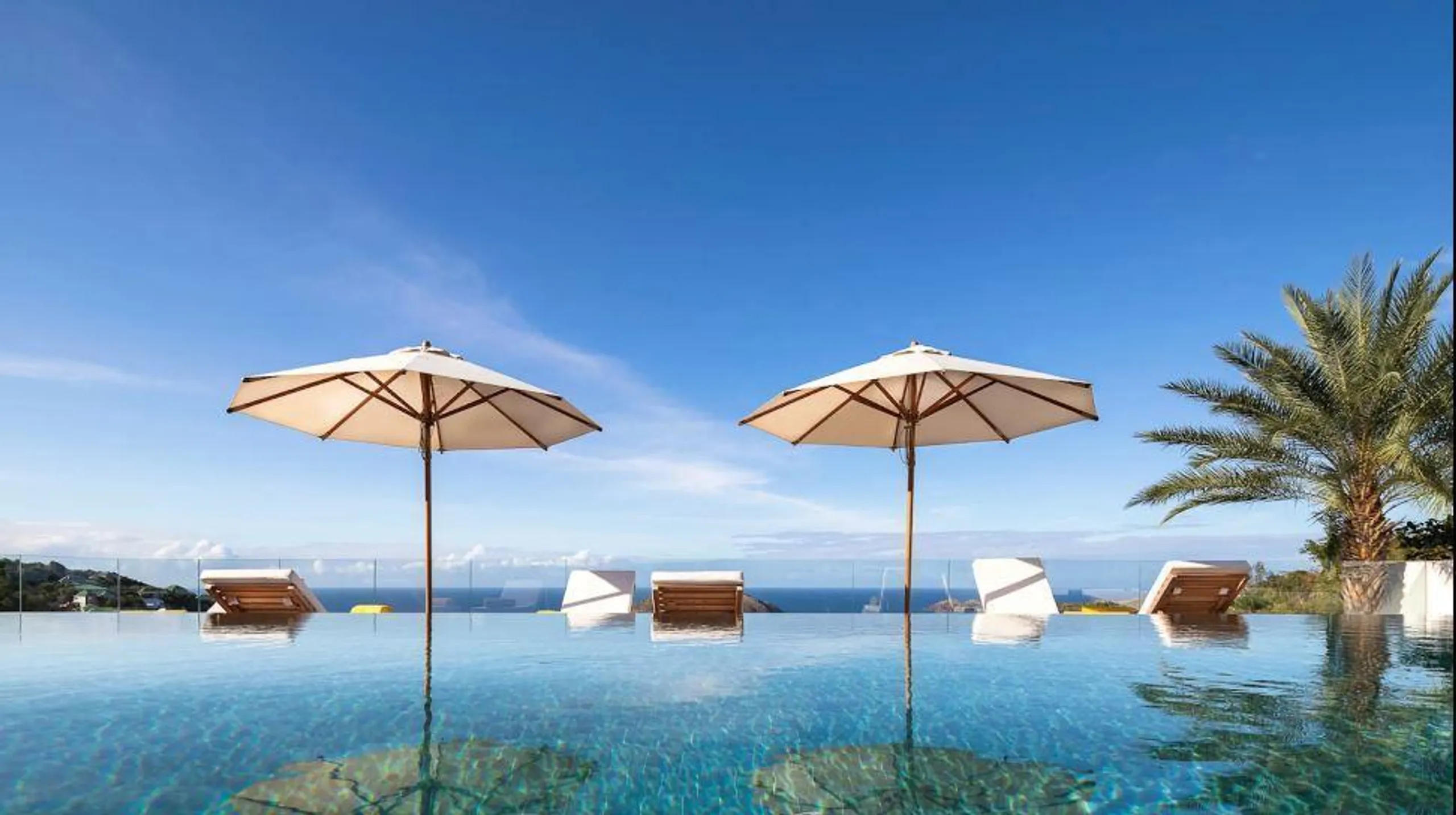 Elegant Oasis Villa with Gorgeous Pool and Stunning Views — photograph 9