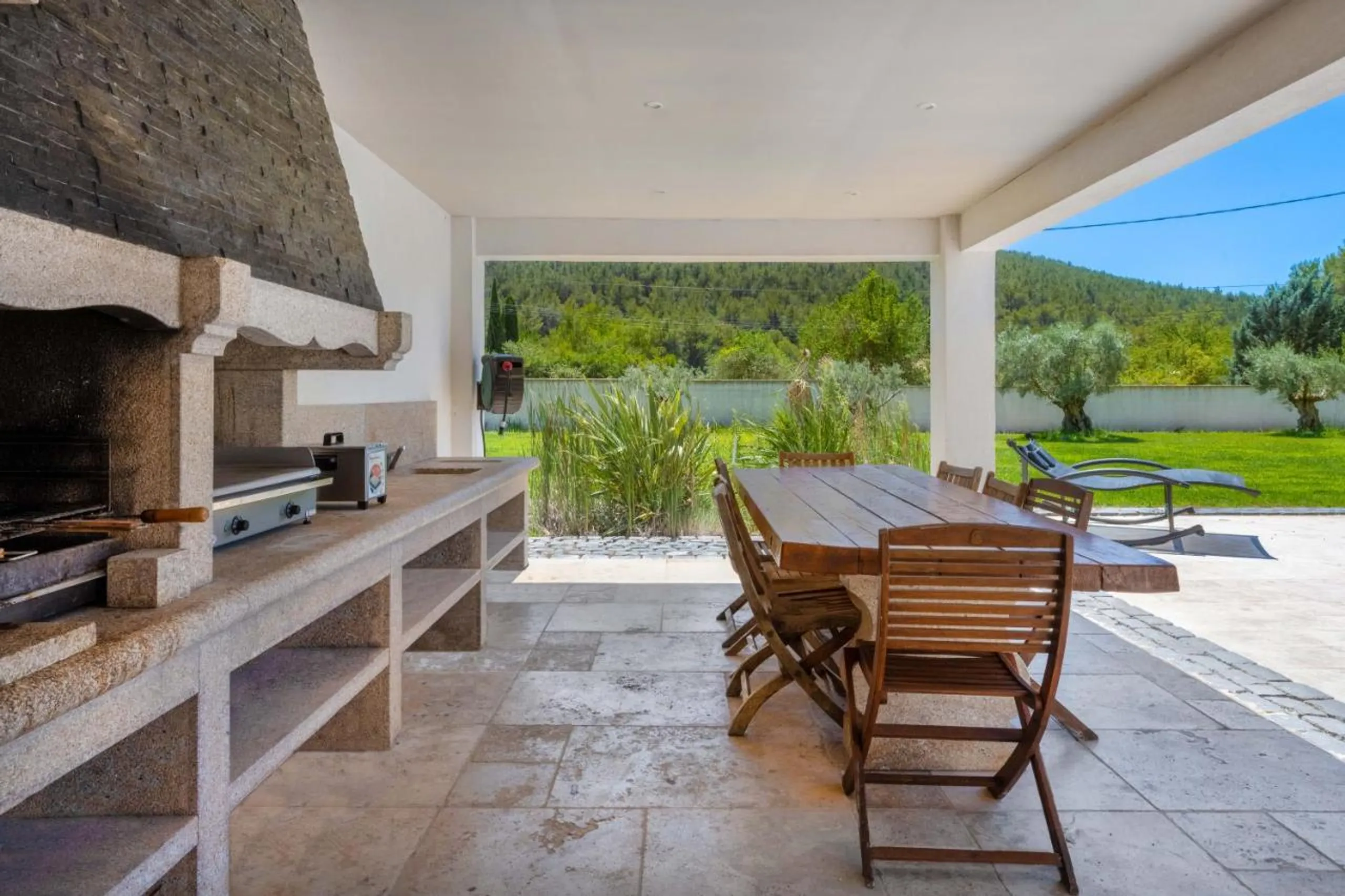 Splendorous Family Villa with Heated Pool and Resort-Style Amenities — photograph 6