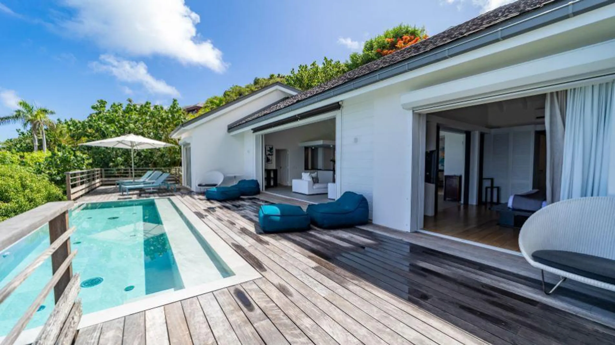 Sleek Contemporary Styled Villa with Heated Pool and Breathtaking Ocean Views — photograph 3