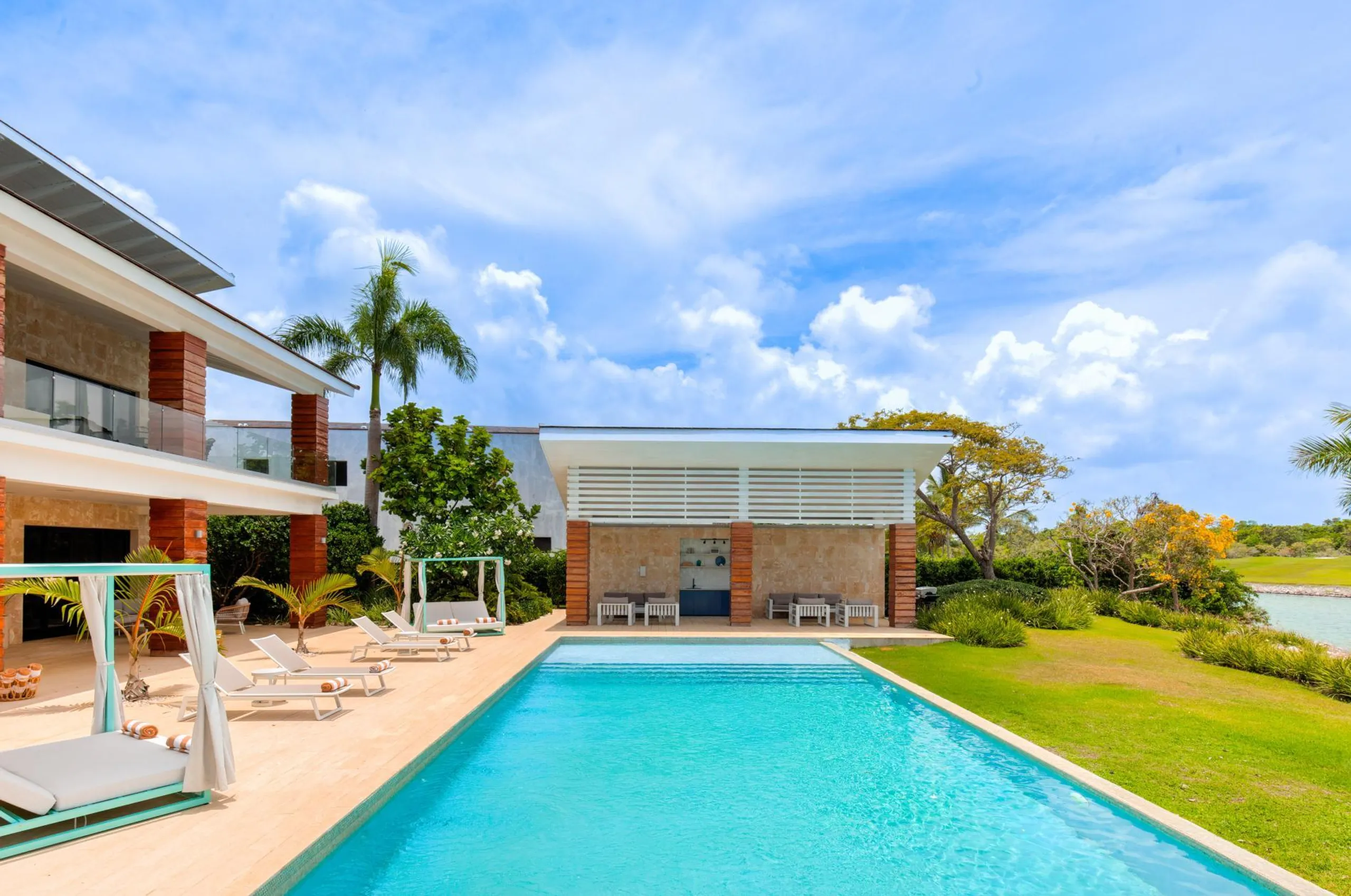 Breathtaking Lakefront Villa with Private Pool and Cinema — photograph 2