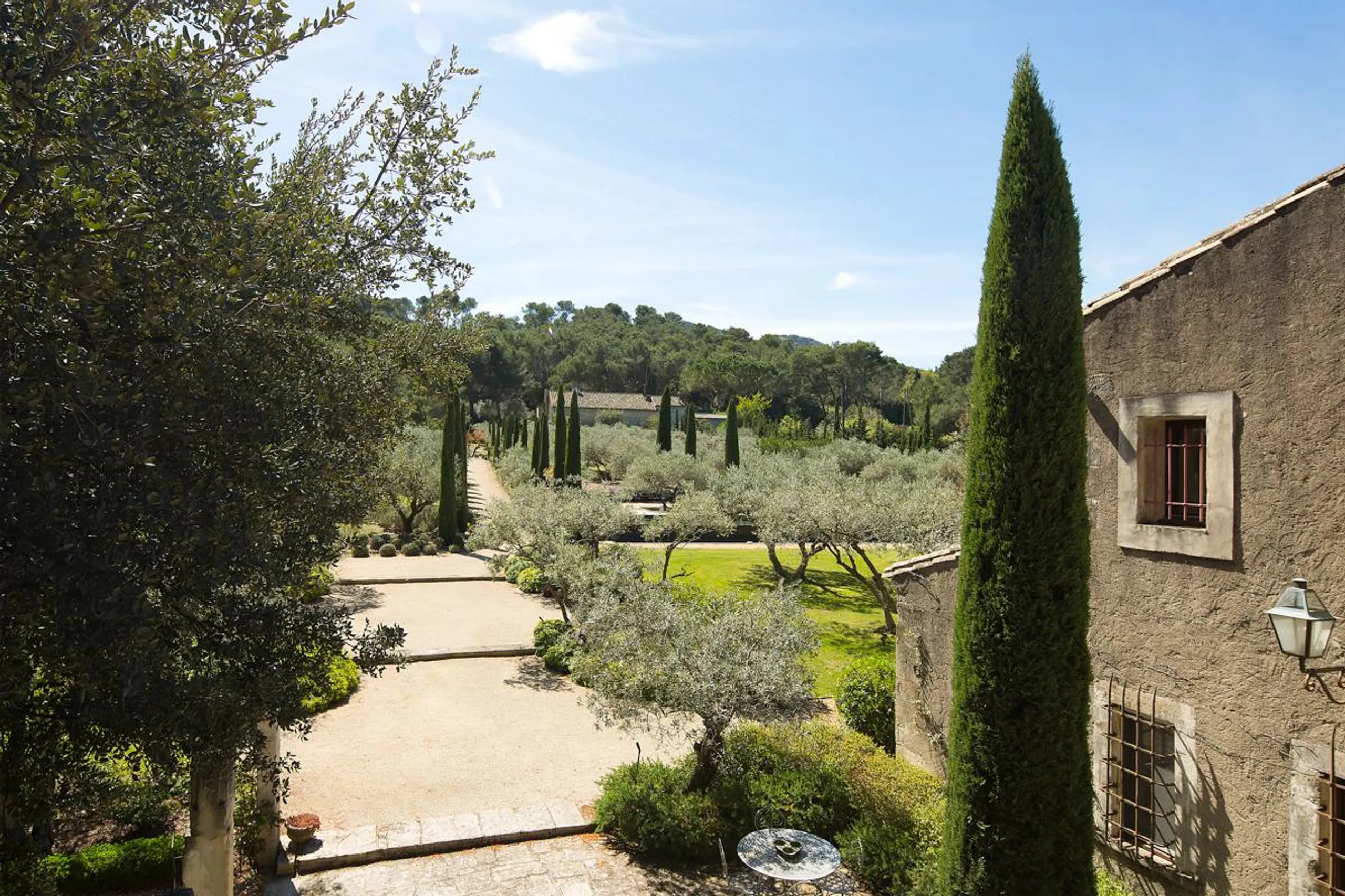 Splendid Seven Bedroom Villa in Provence with 24m Pool and Captivating Gardens — photograph 9
