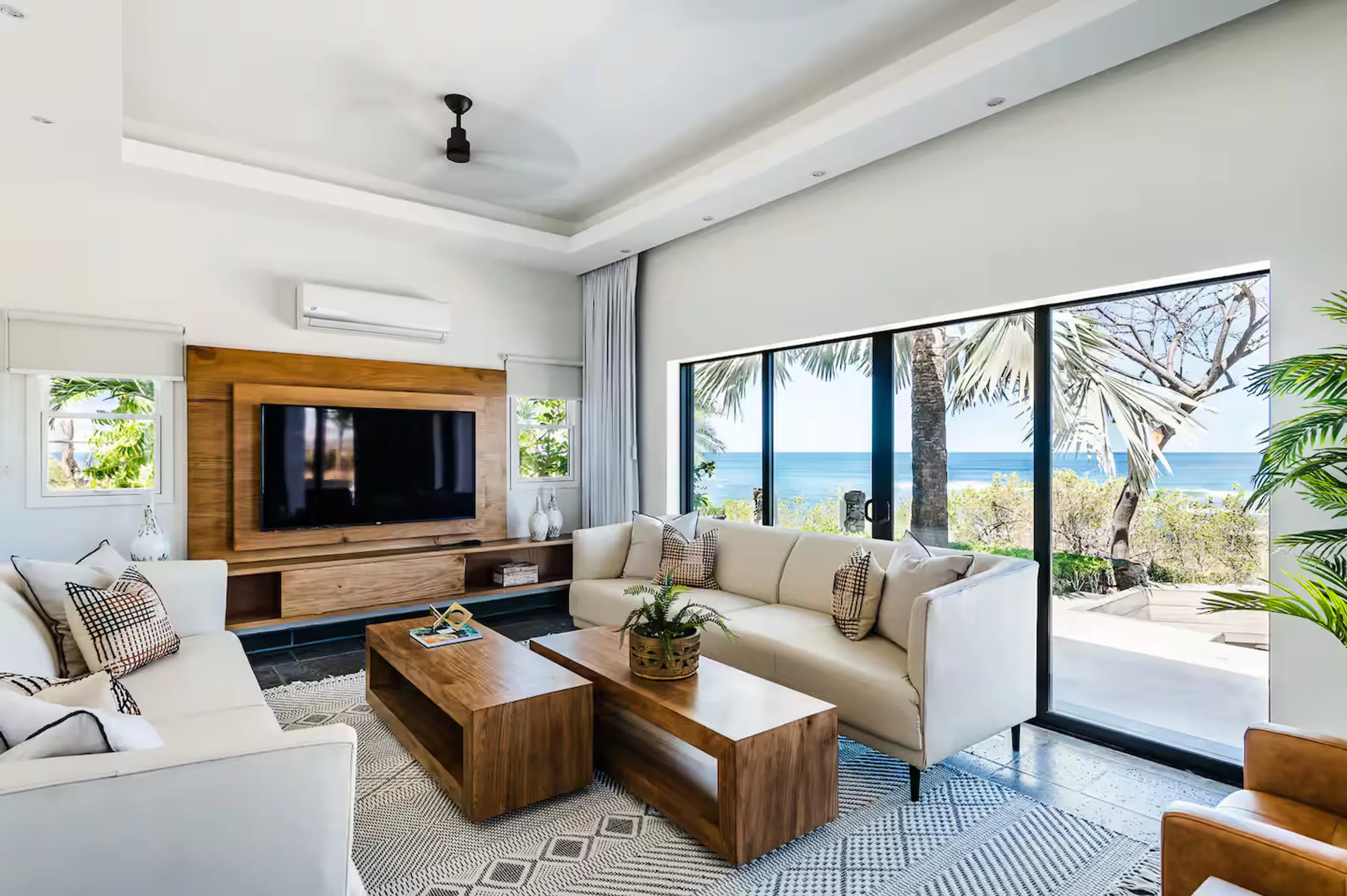 Stunning 7BR Oceanfront Estate with Invigorating Pool — photograph 6