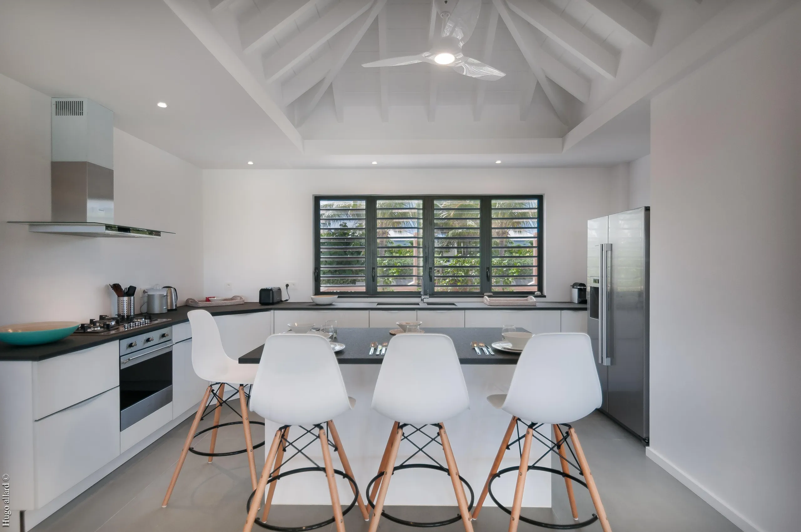 Exquisite Seaside Villa with Infinity Pool and Oceanview Patio Dining — photograph 10