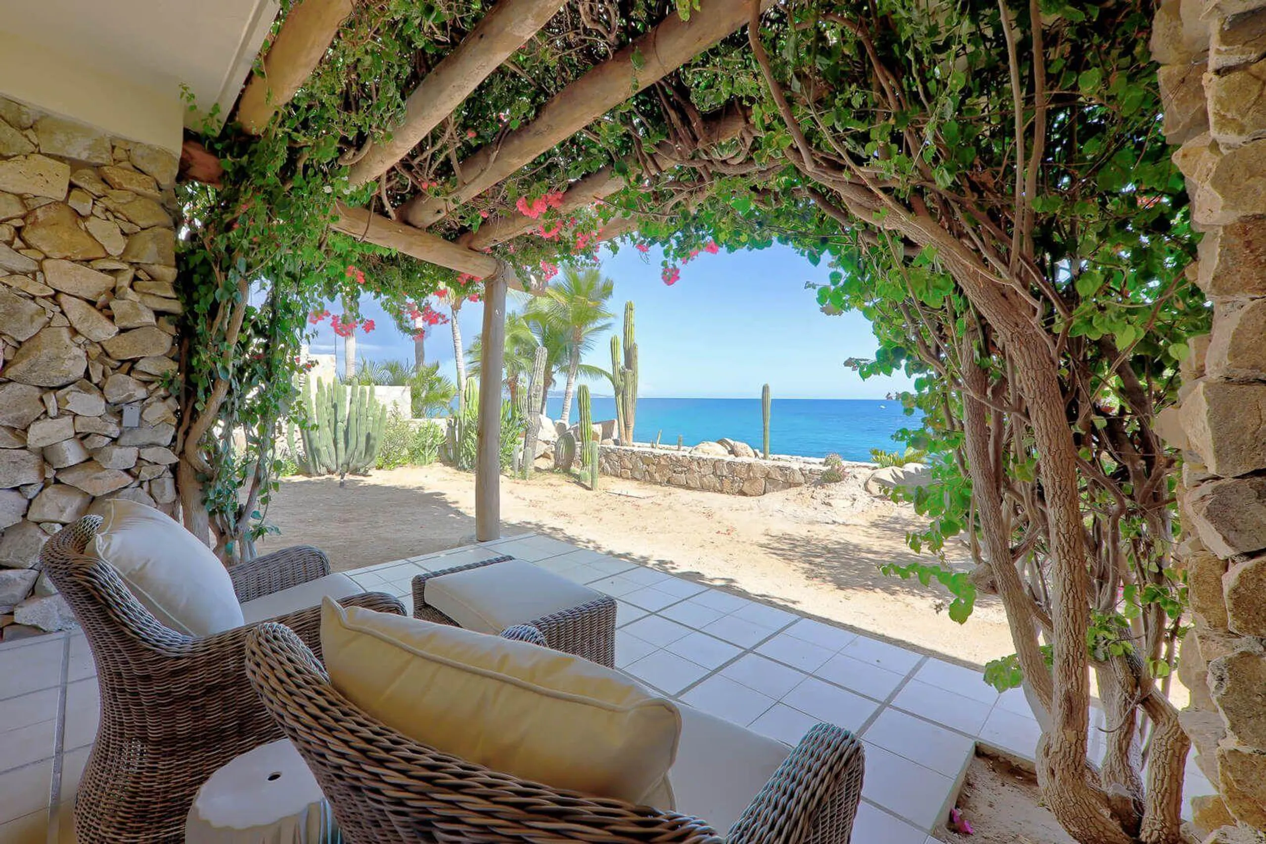 Magnificent Palmilla Luxury Beachfront Retreat with Pool and Ocean Views — photograph 12
