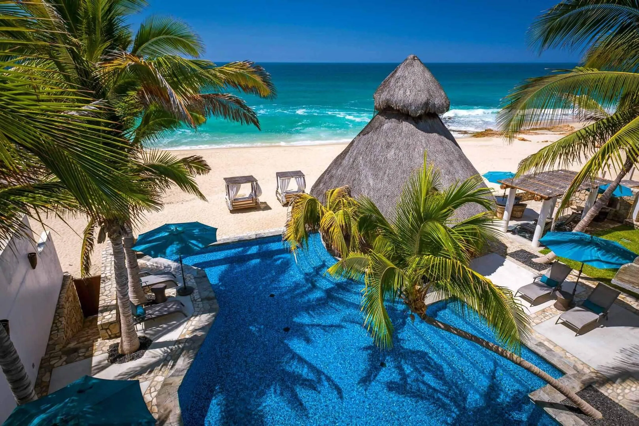 Light-filled Beachfront Haven with Private Heated Pool — photograph 4