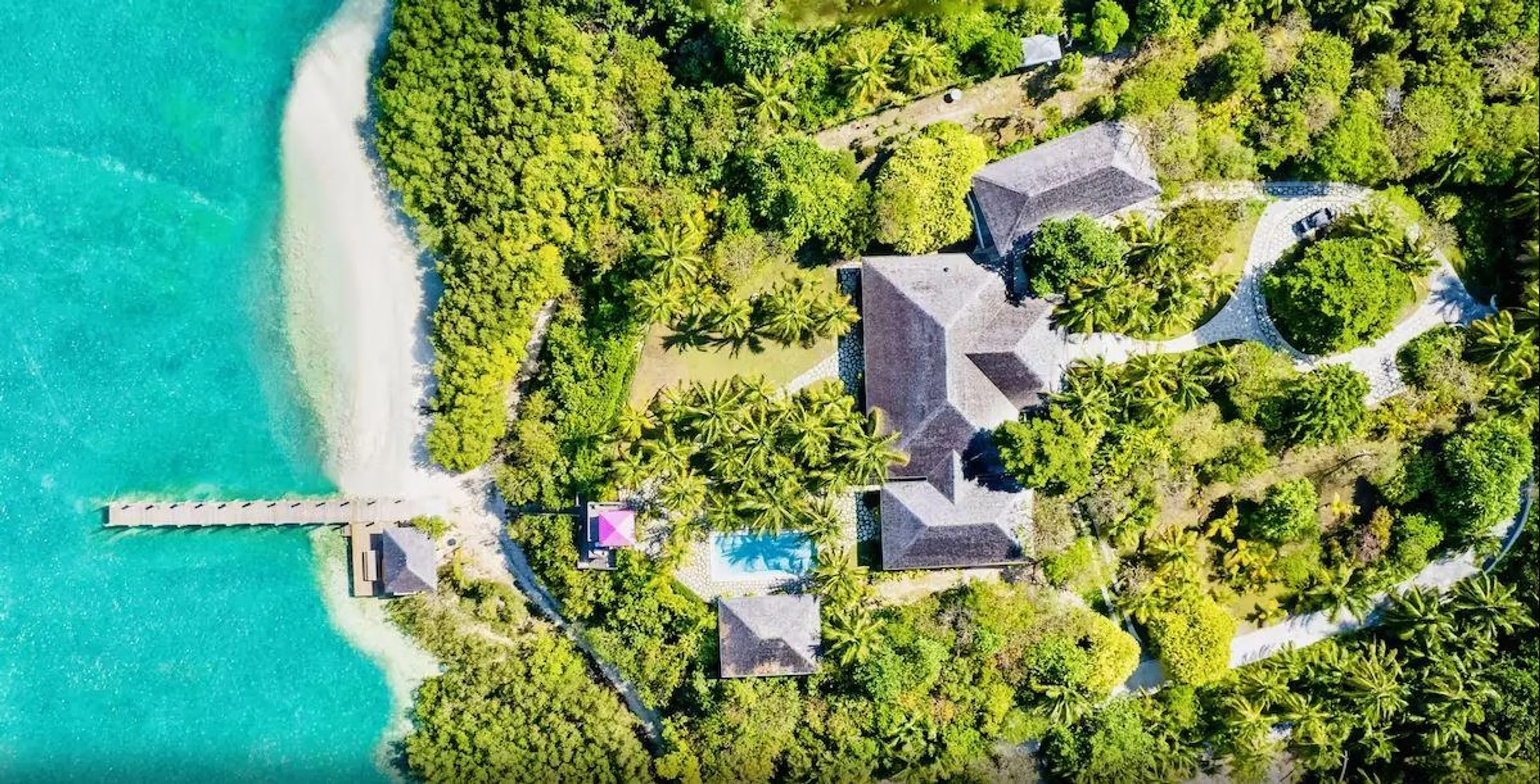 Breathtaking Waterfront Estate with Pool and Exclusive Private Beach — photograph 5
