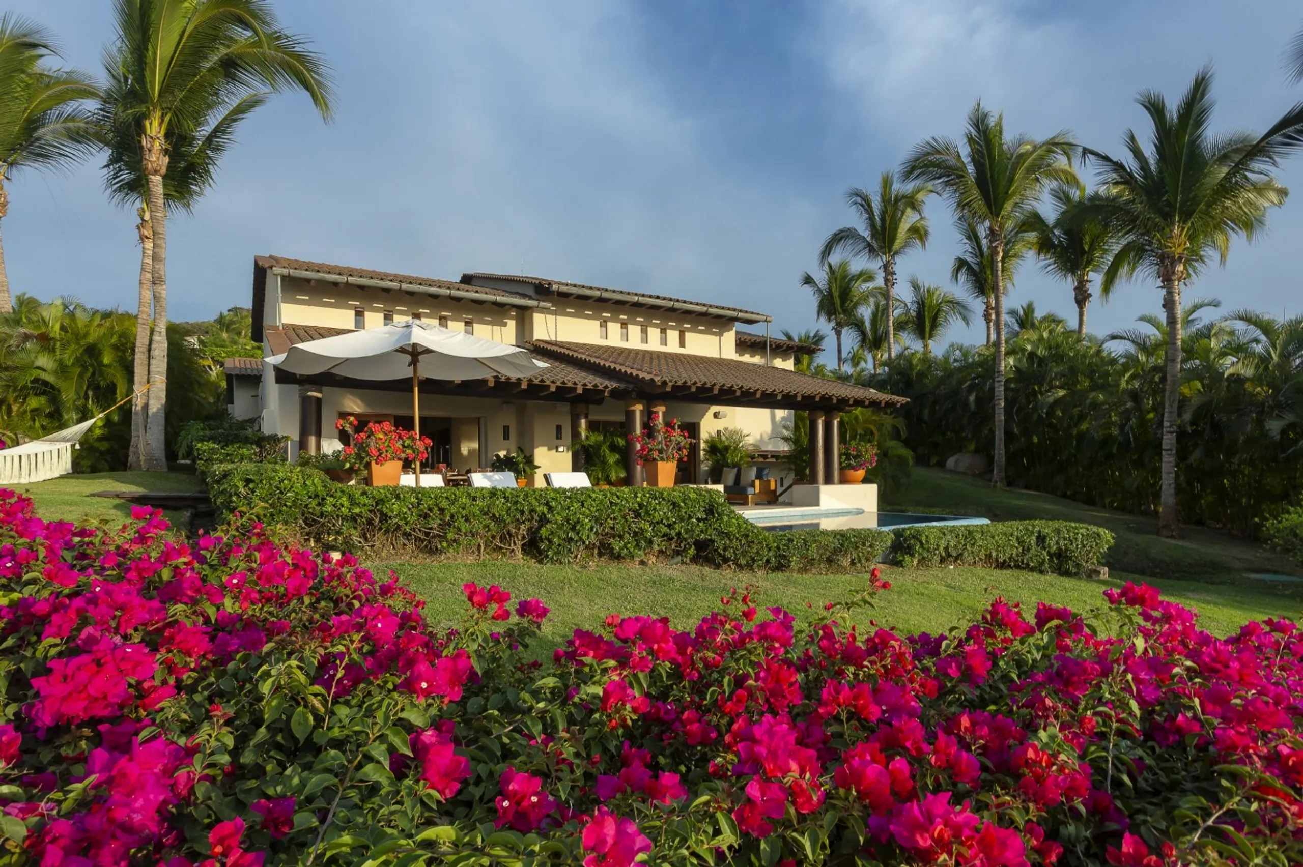 Refined Four-Bedroom Villa with Infinity Pool & Panoramic Ocean Views — photograph 2