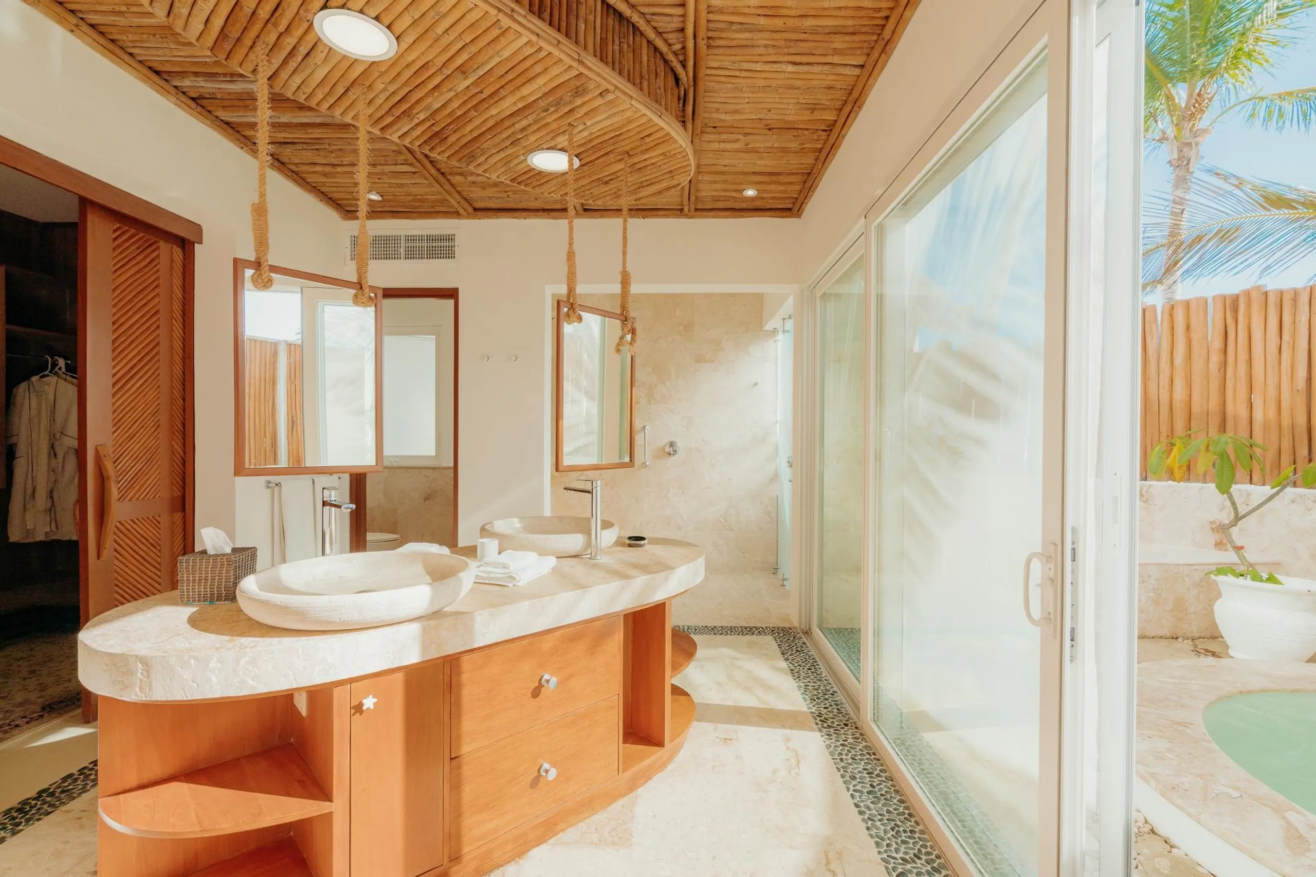 Invigorating Tropical Villa with Private Pool and Golf Course View — photograph 10