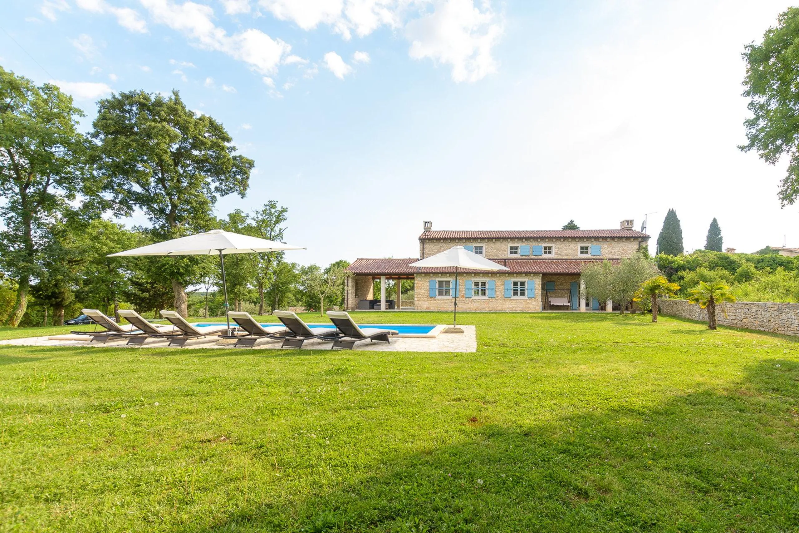Ornate Villa with L Shaped- Pool with Serene Park Views from — photograph 12