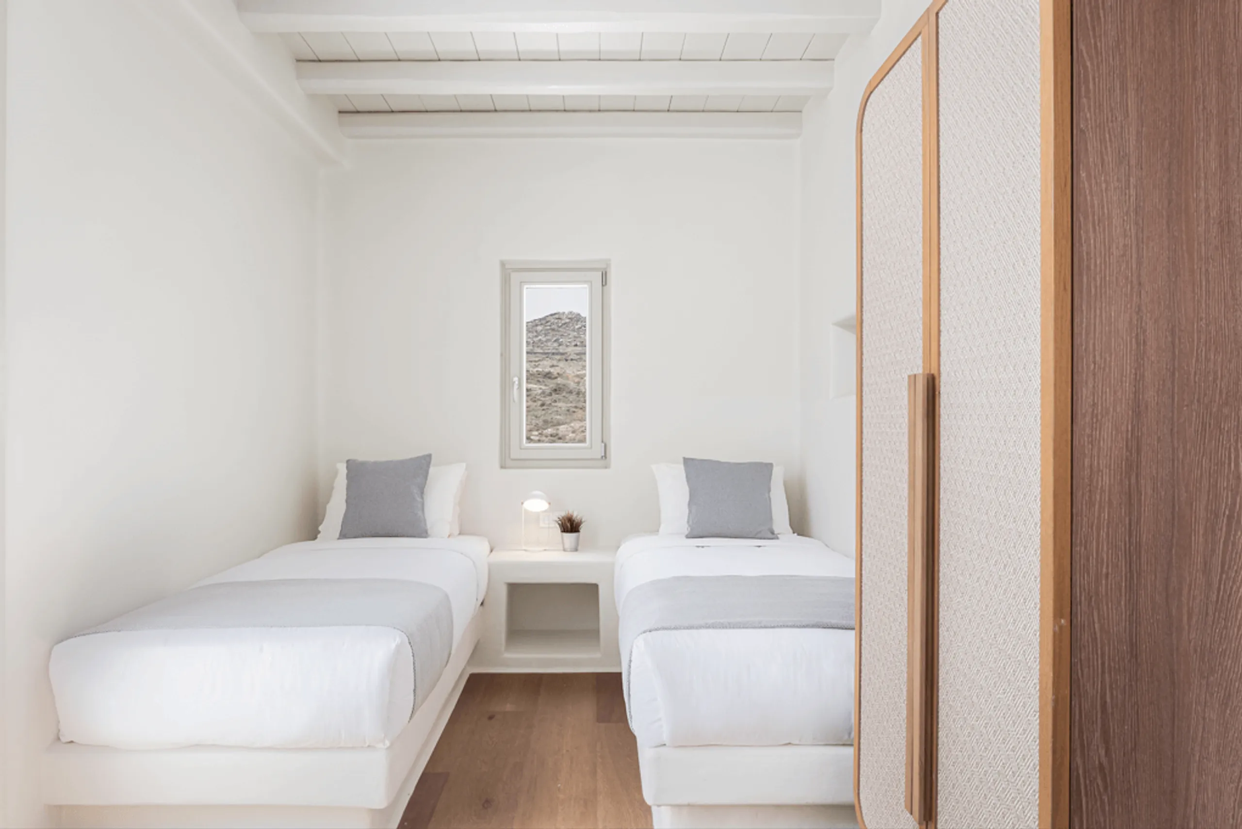 Retreat to Your Lavish Bedroom with Panoramic Windows and Unforgettable Natural Surroundings — photograph 7
