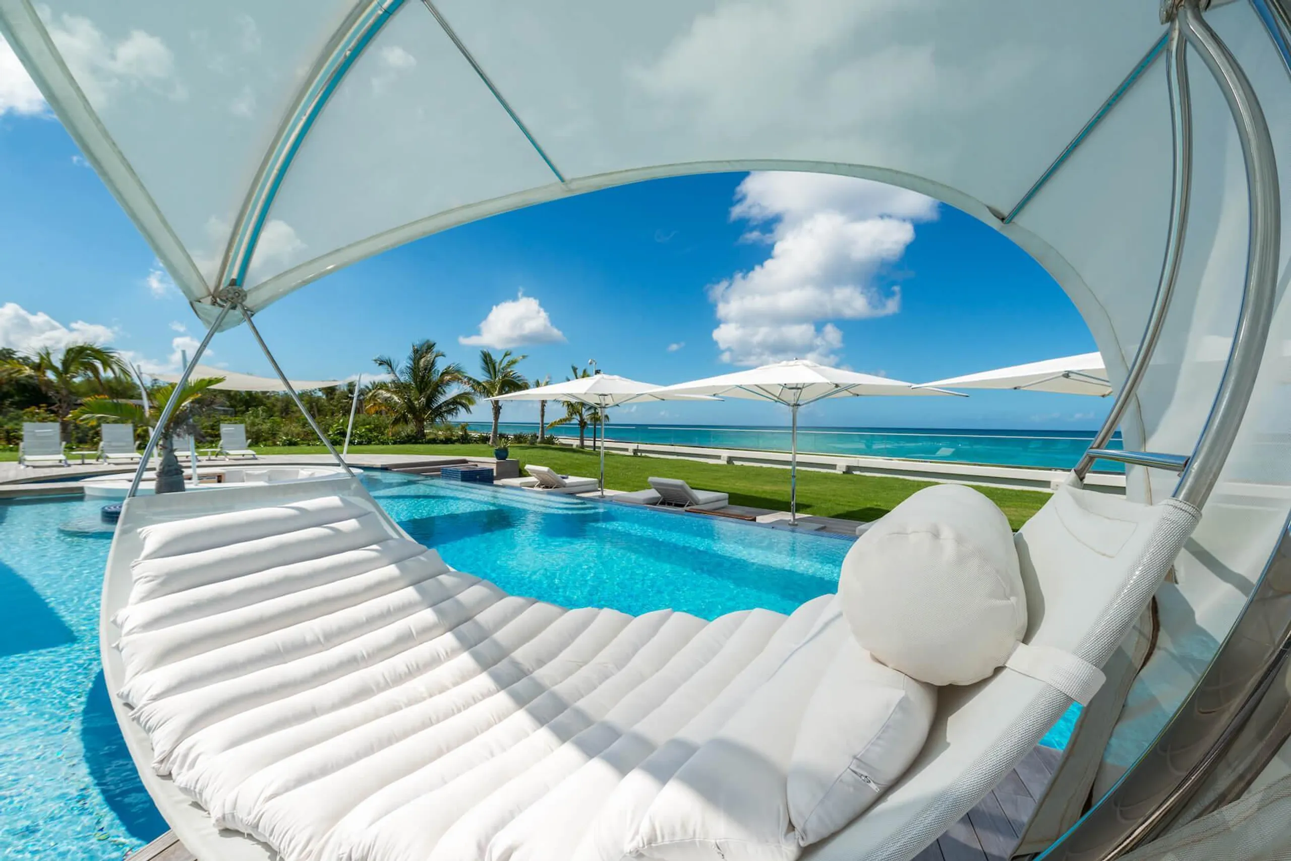 Contemporary Beach Front Villa in Plum Bay with Stunning Views and Amenities — photograph 11