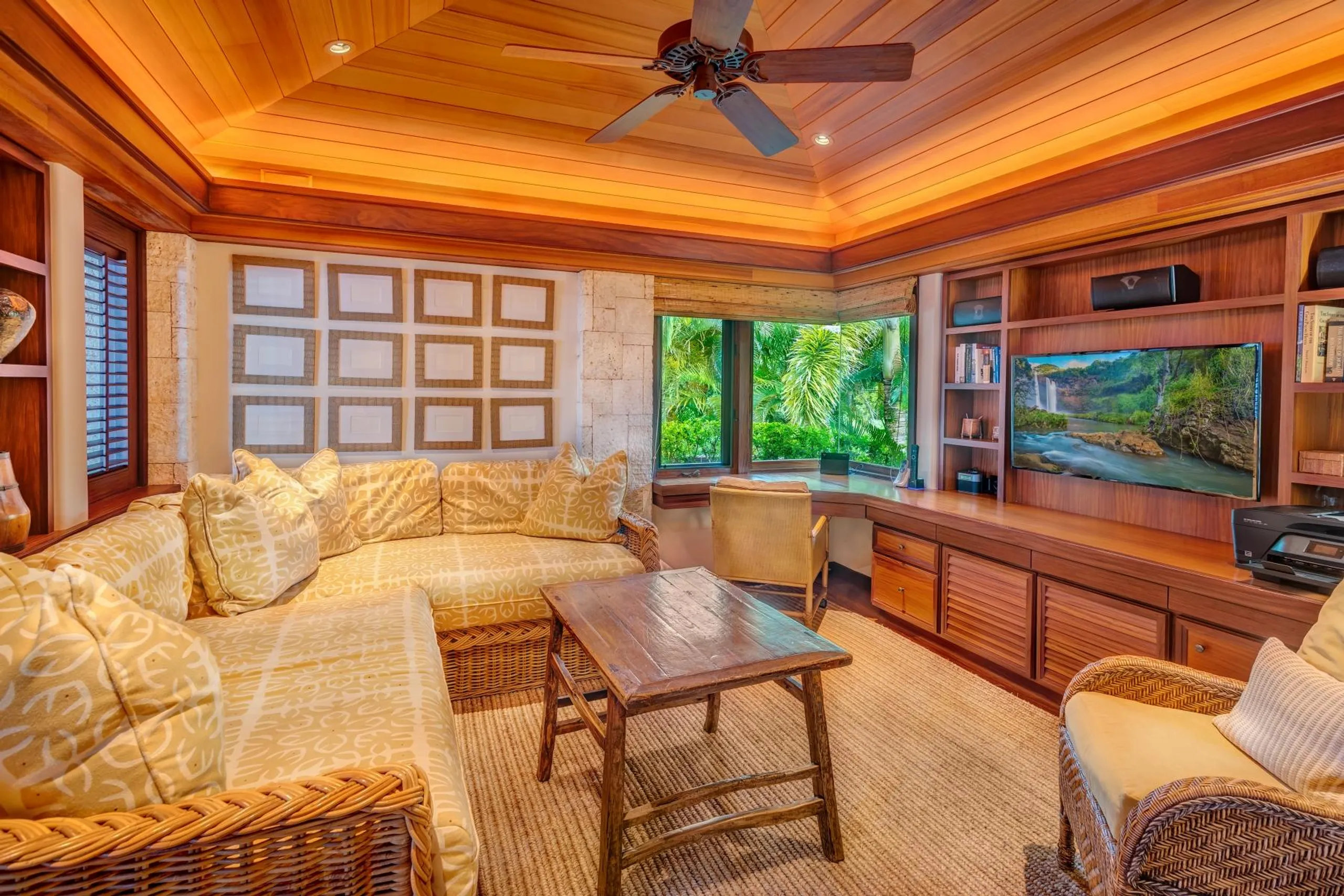 Enchanting Oceanfront Villa with Panoramic Views of Panini Beach Hawaii — photograph 8