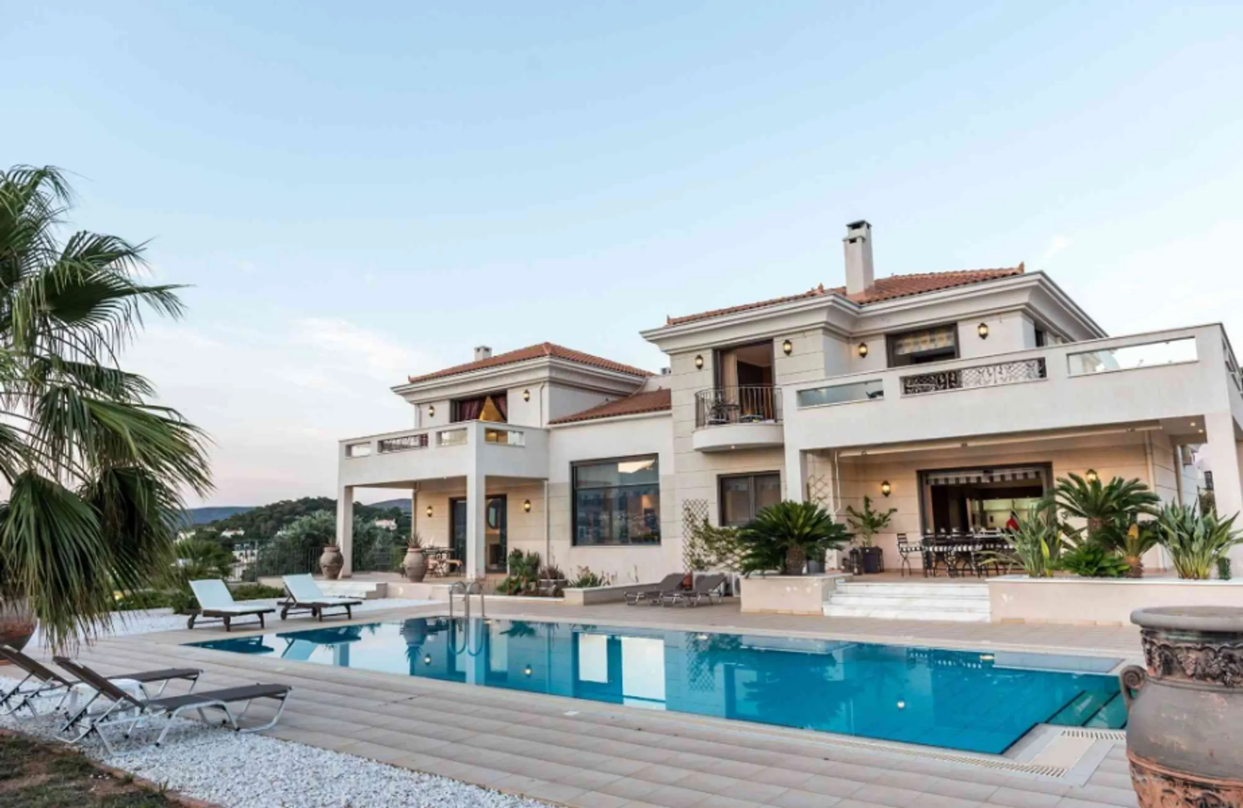 Elegant Light-filled Residence with Private Pool and Mountain Views — photograph 8