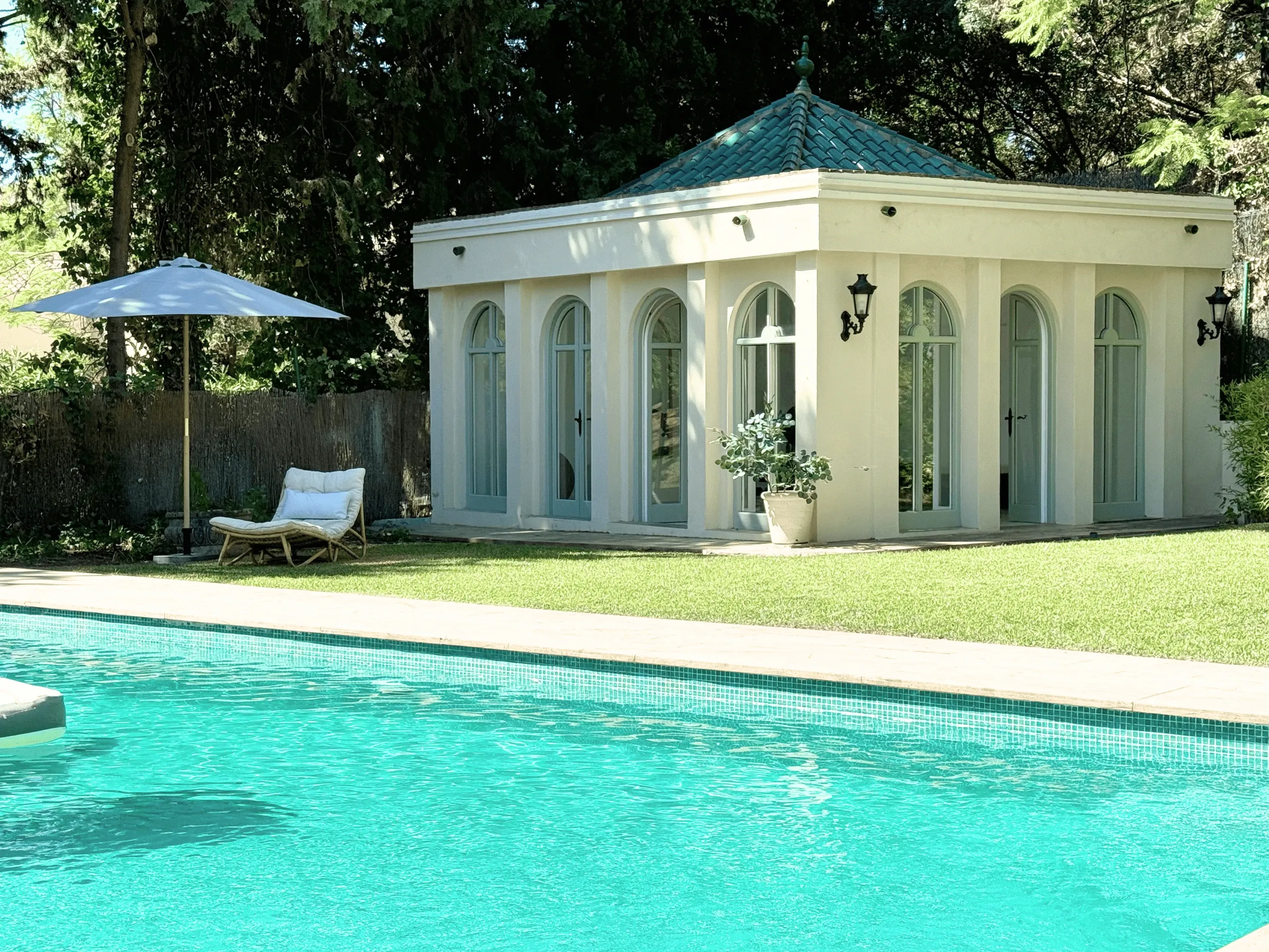 Majestic Traditional Estate with Private Pool and Stunning Garden Views — photograph 5