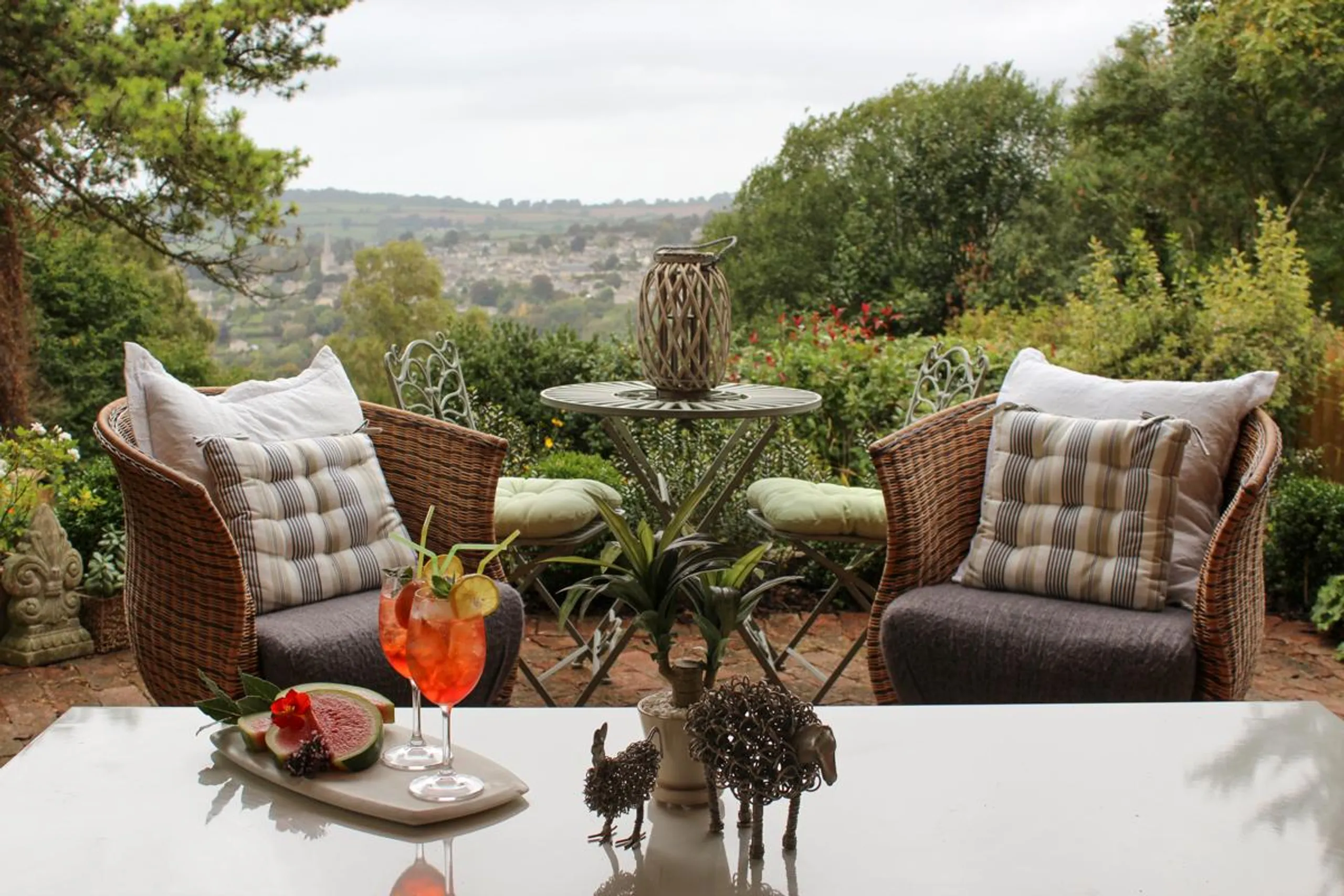 Indulgent  Villa with Private Pool and Overlooking Painswick Hillside — photograph 4