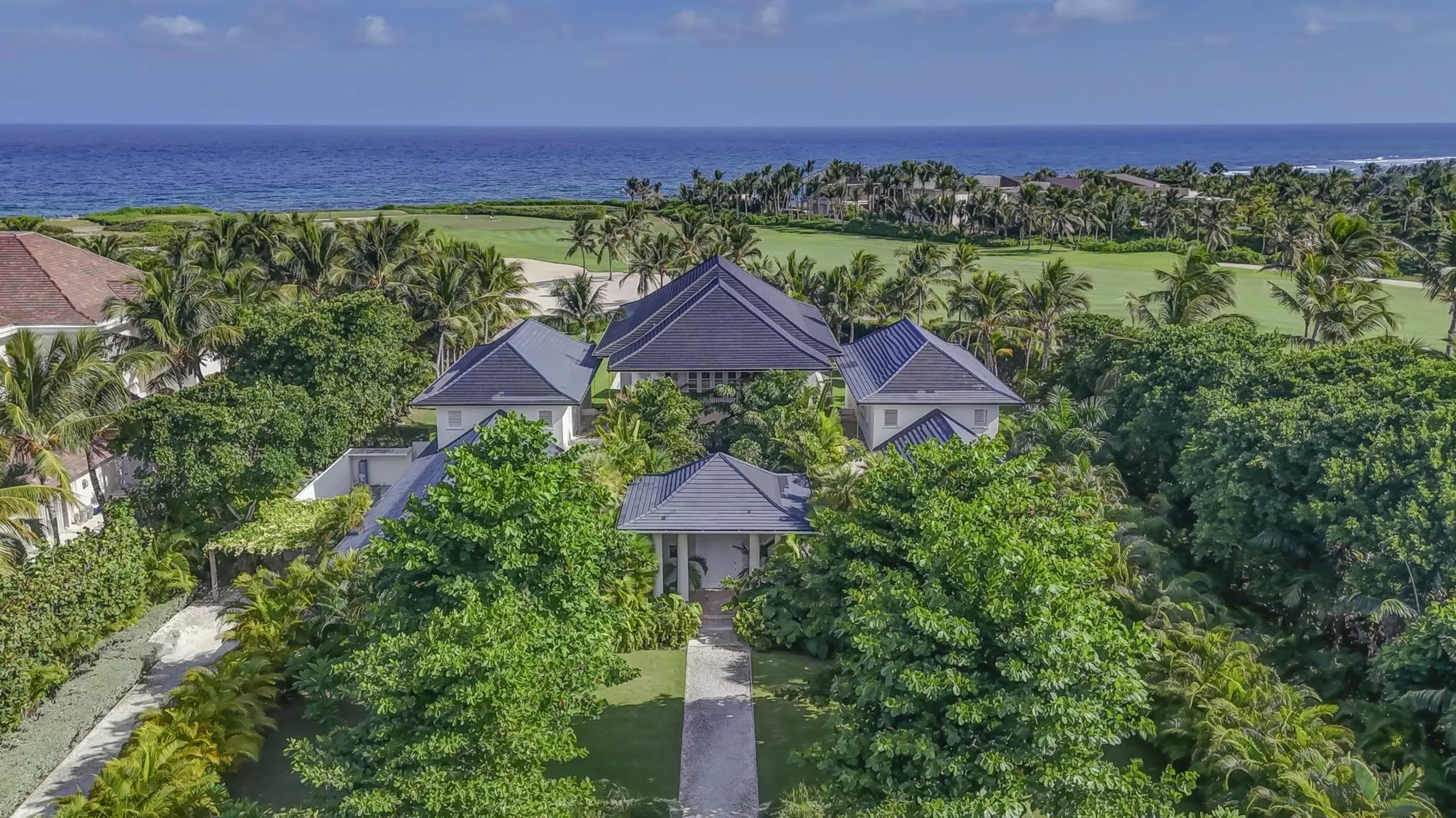 Elegant Coastal Villa with Pool and Lush Gardens — photograph 5