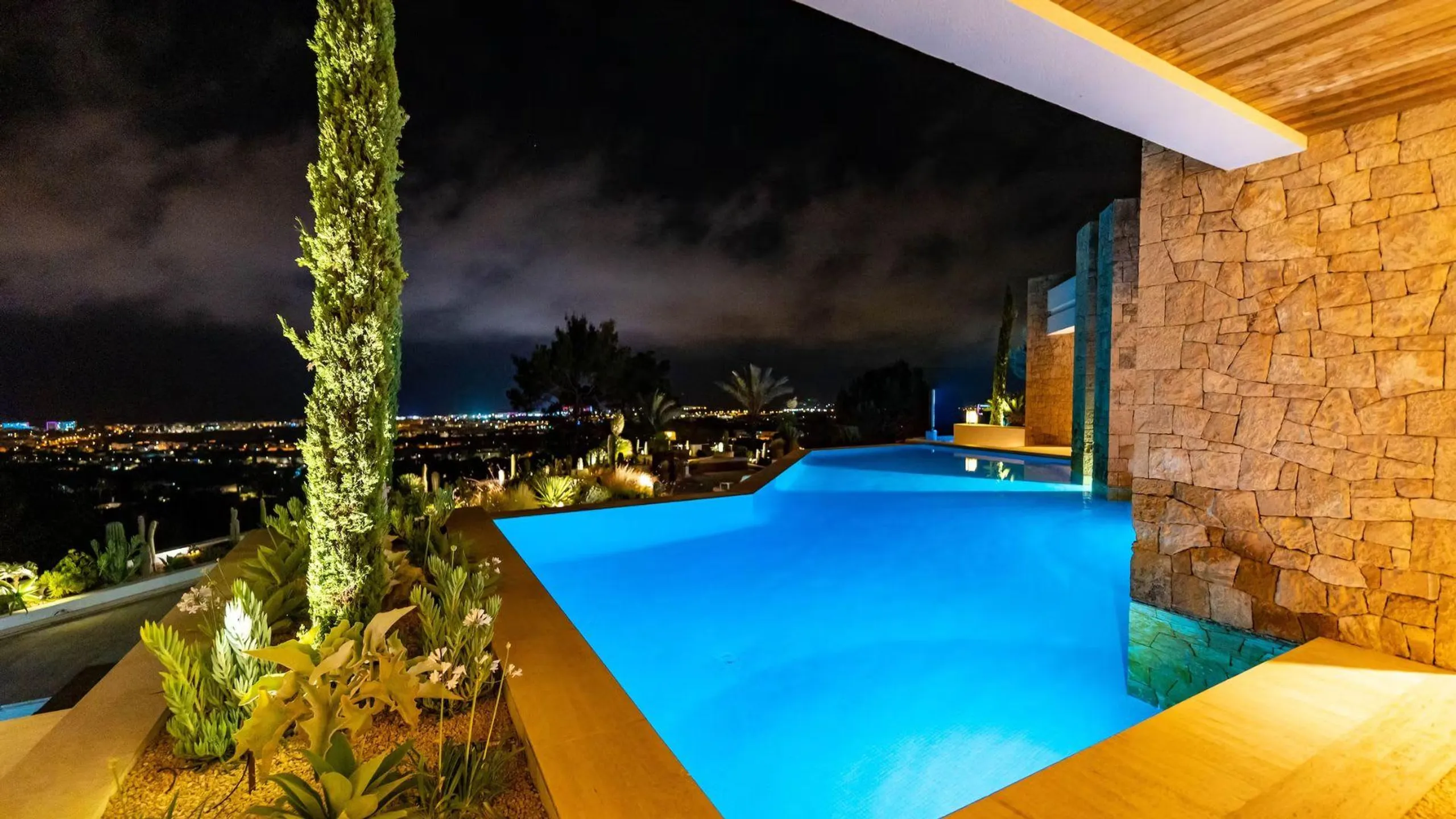Secluded Luxury Villa with Infinity Pool — photograph 10
