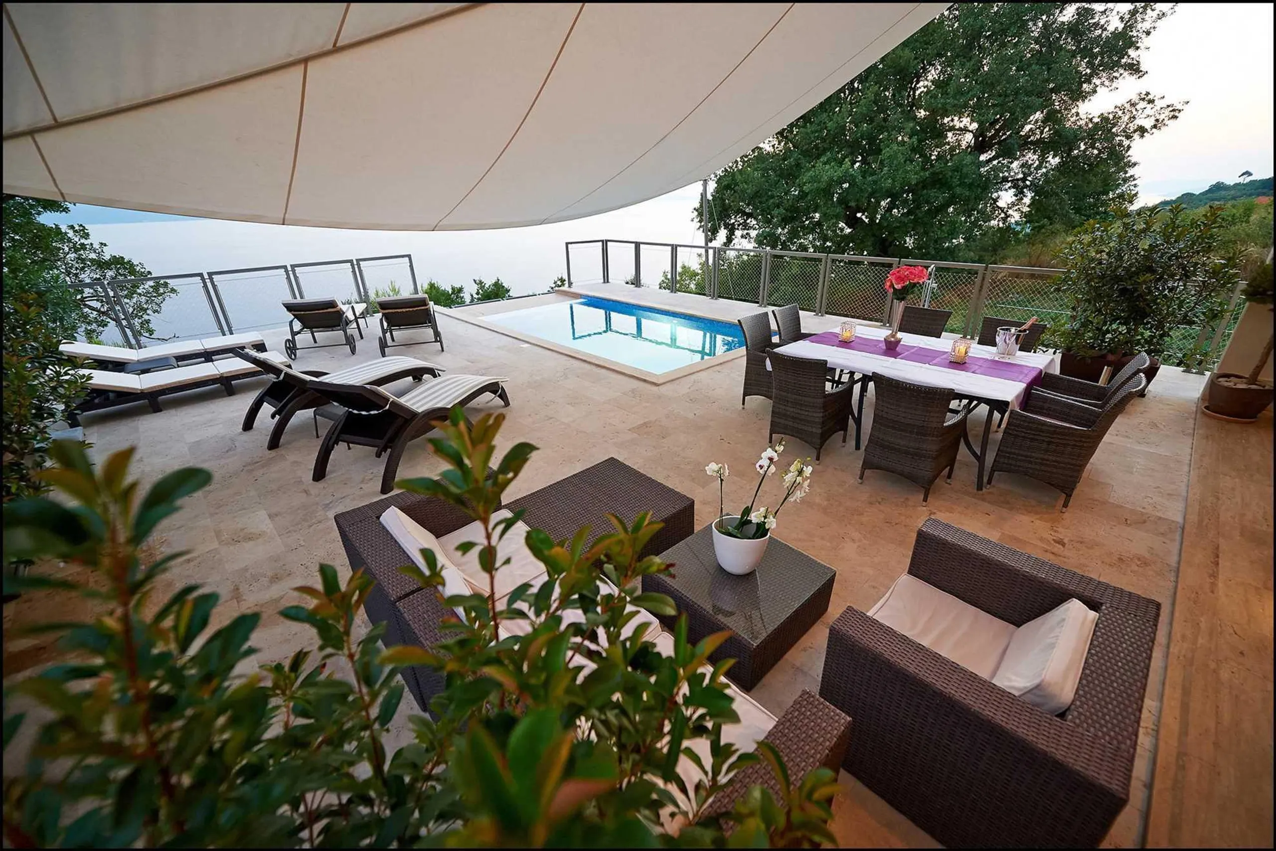 Opulent Villa with Infinity Pool, Saunas, Gym and Panoramic Sea Views — photograph 10