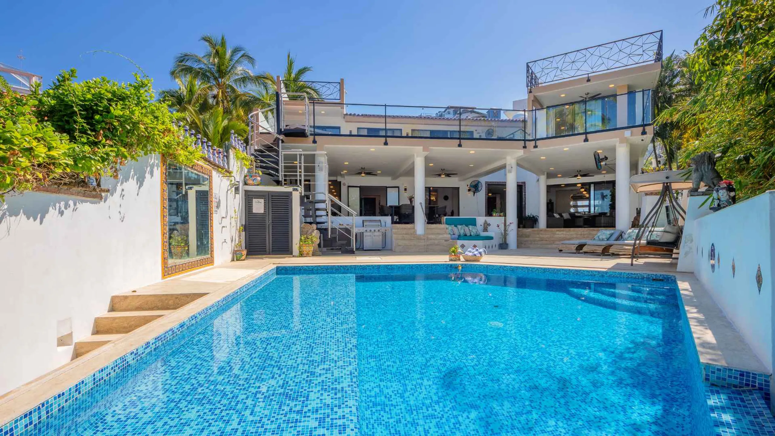 Exquisite 11-Bedroom Villa Along the South Shore with Private Pool and Ocean Views — photograph 3