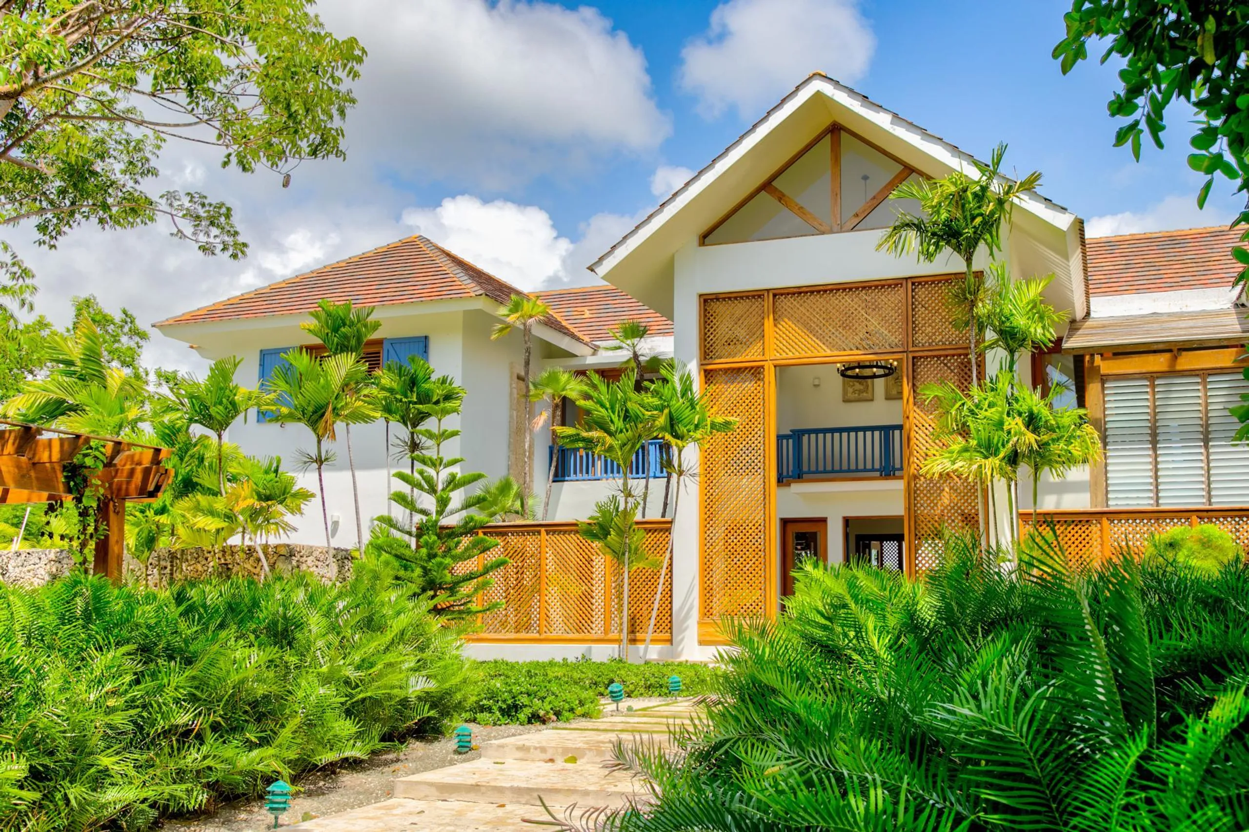 Idyllic Villa with Private Pool Surrounded by Golf Courses and Lush Green Meadows — photograph 8
