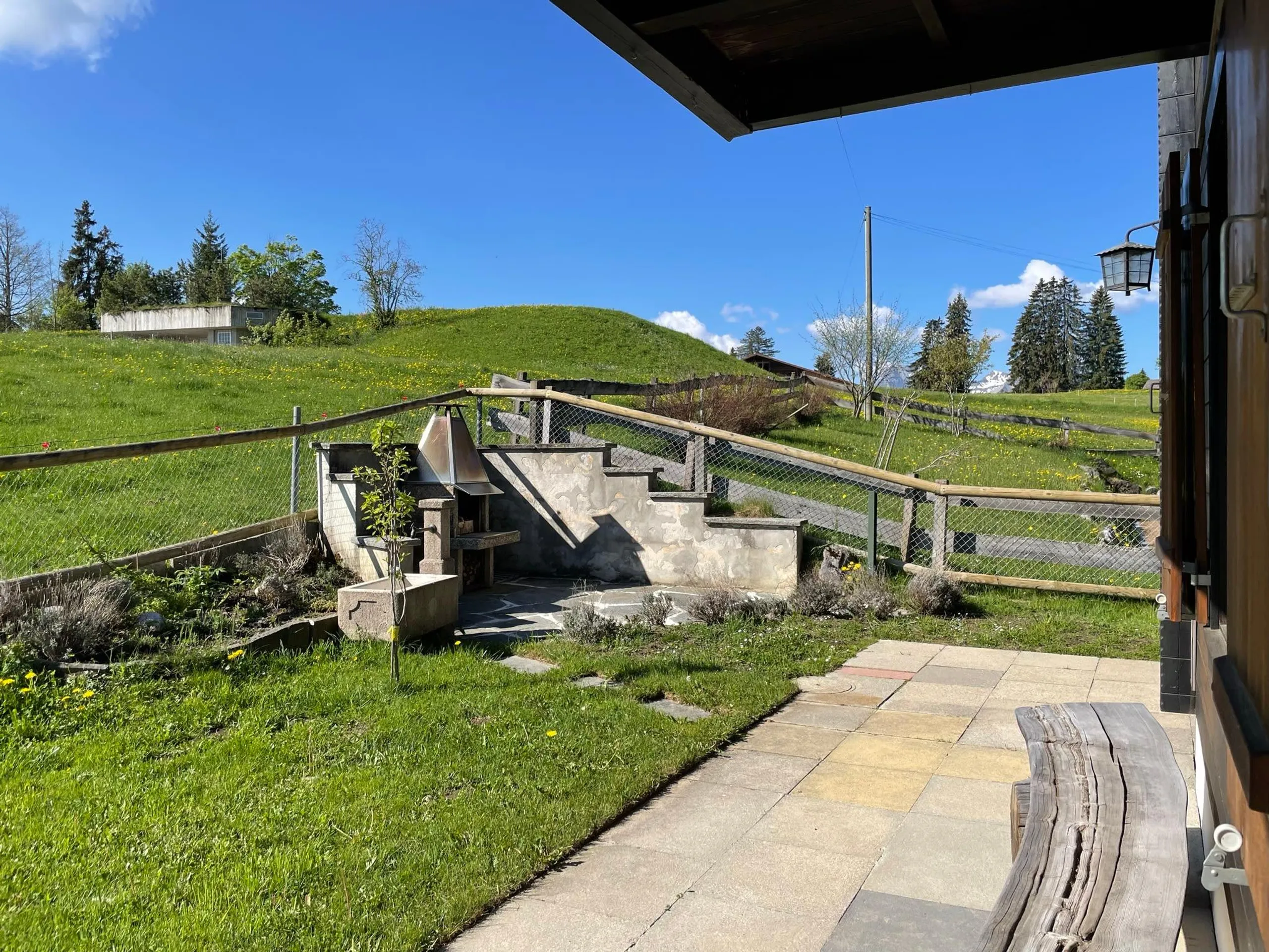 Sophisticated Saanen Chalet with Fireplace and Sun Deck — photograph 5