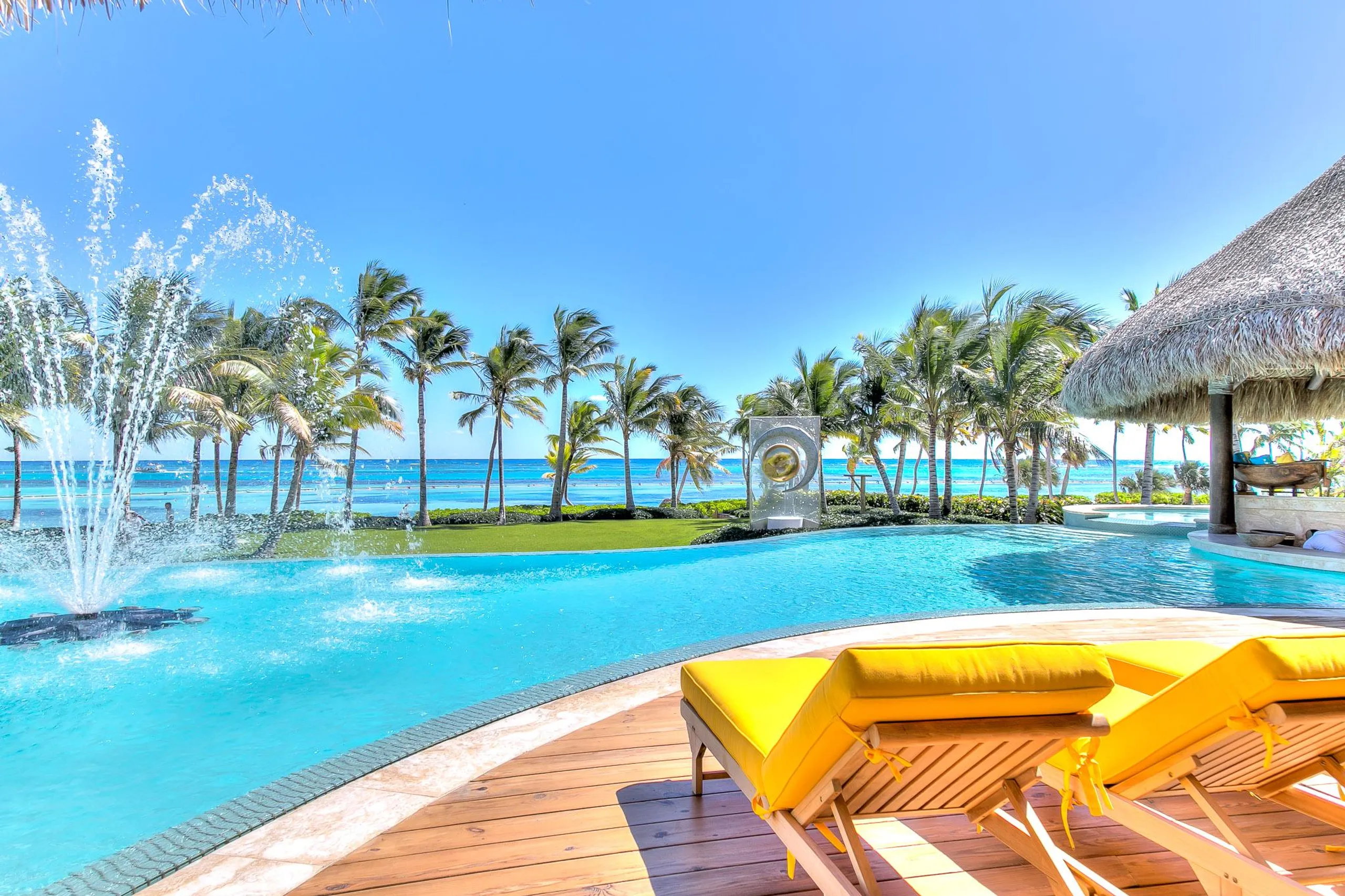 Travel-Inspired Villa with Private Pool Designed by Antonio Imbert and Patricia Reid — photograph 2