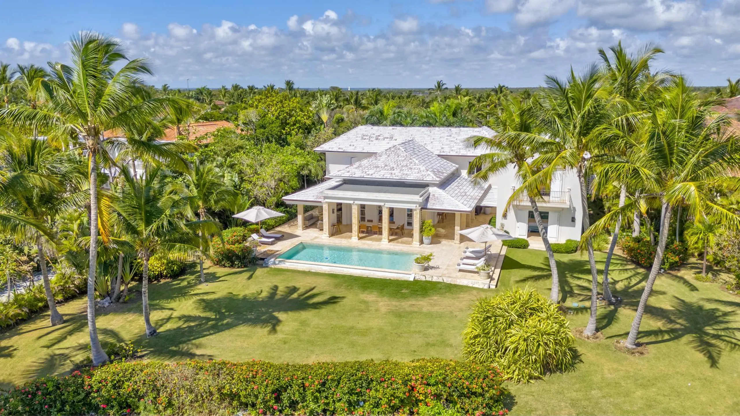 Lavishly Appointed Villa with Private Pool and Golf Course View — photograph 4