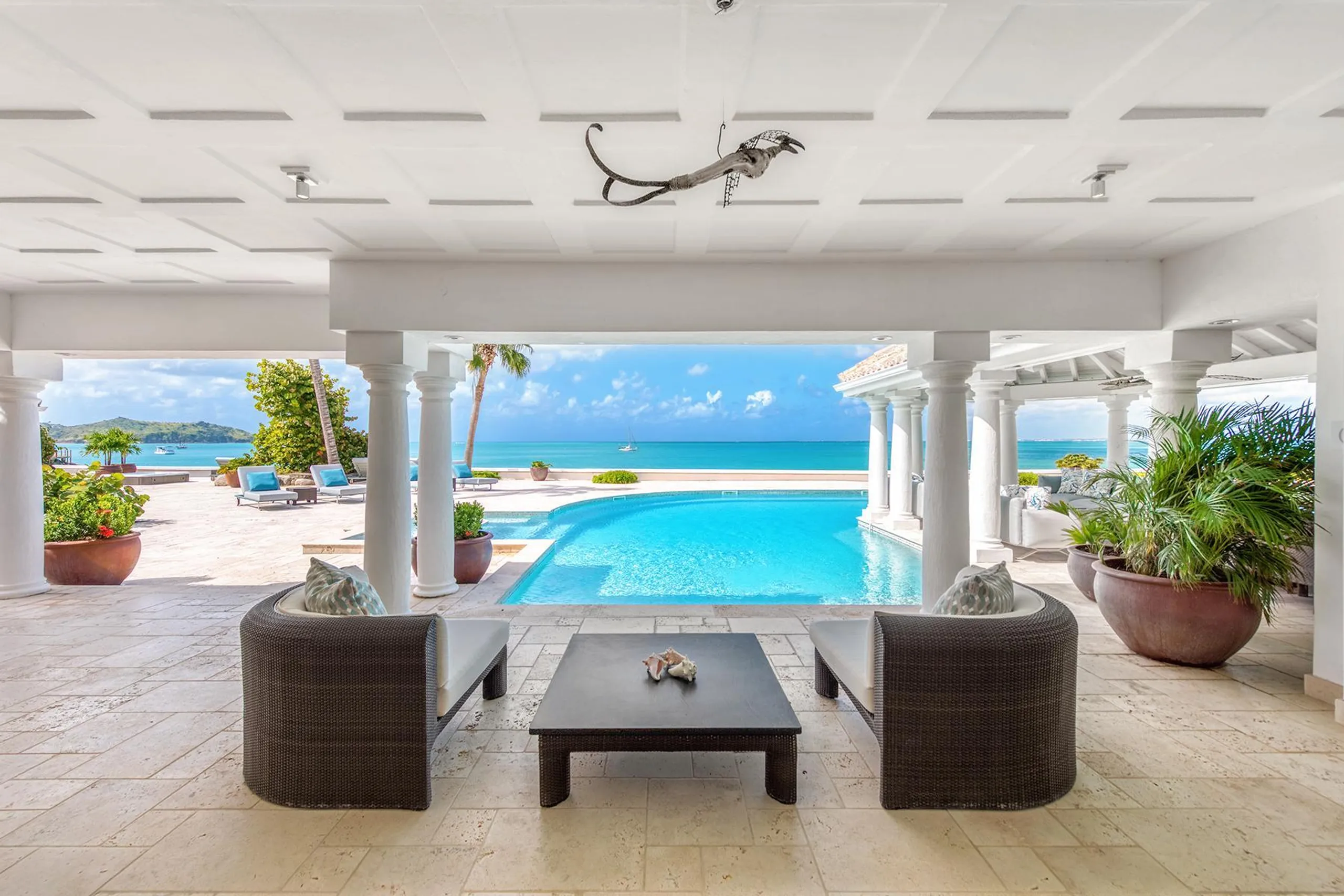 Serene Contemporary Ocean Front Villa with Private Pool and Ocean Views — photograph 10