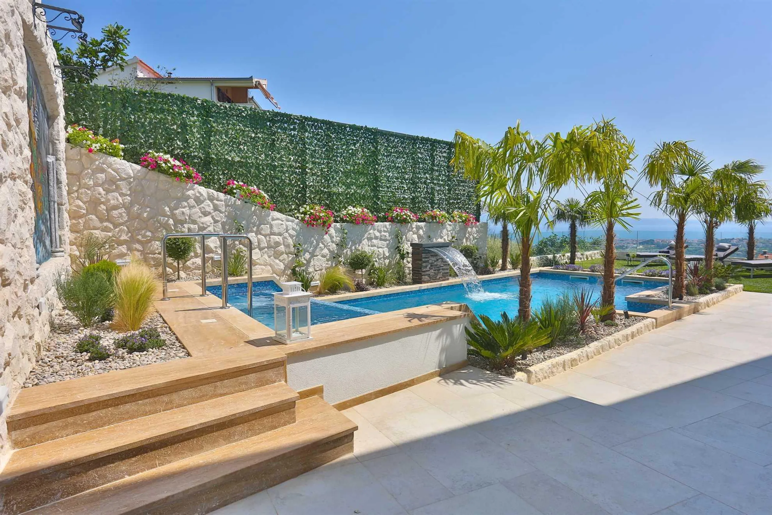 Light-filled Villa with Pool, Fitness Room, and Sauna near Split — photograph 3