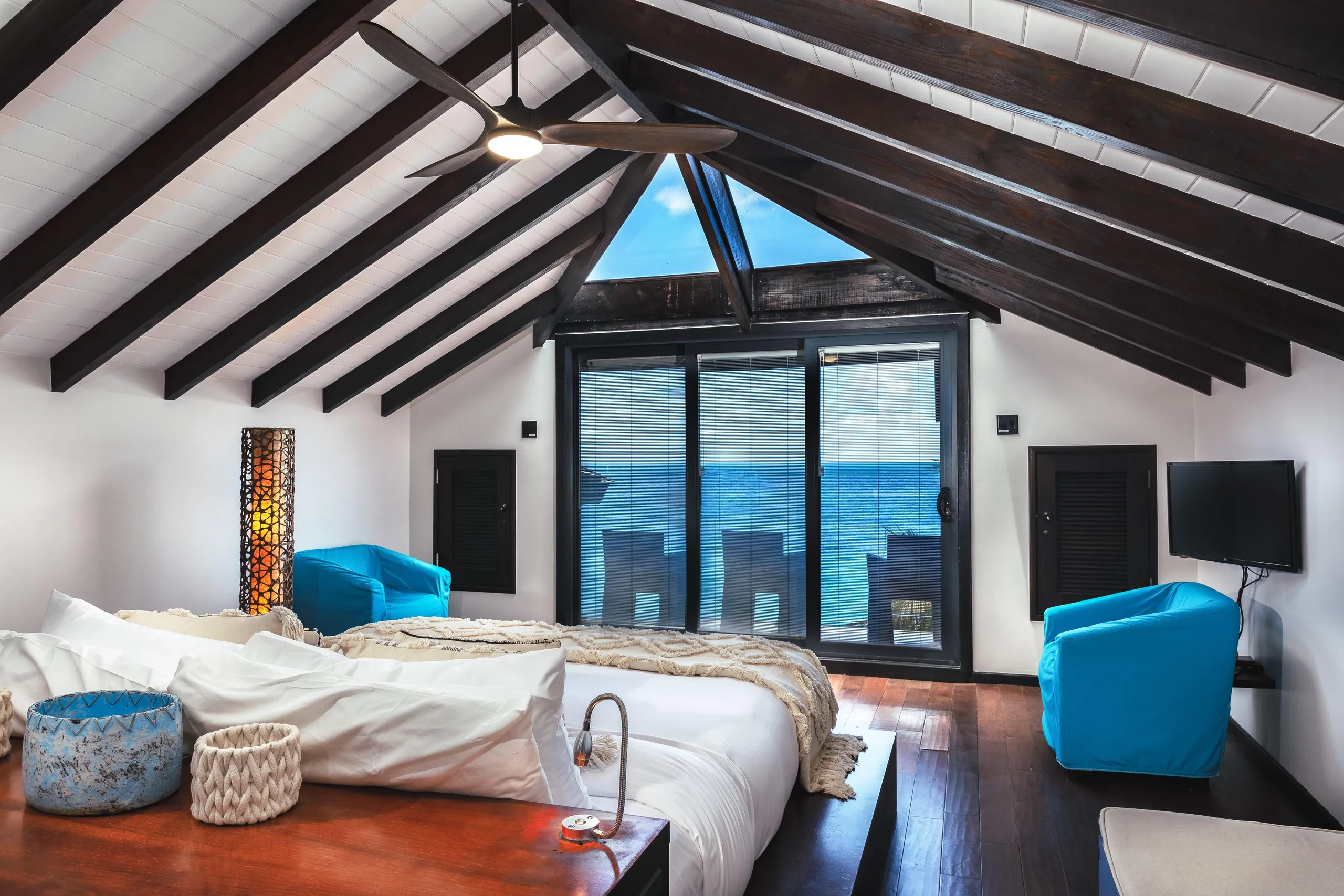 Stunning Villa with Open Plan Living and Oceanfront Terrace — photograph 8