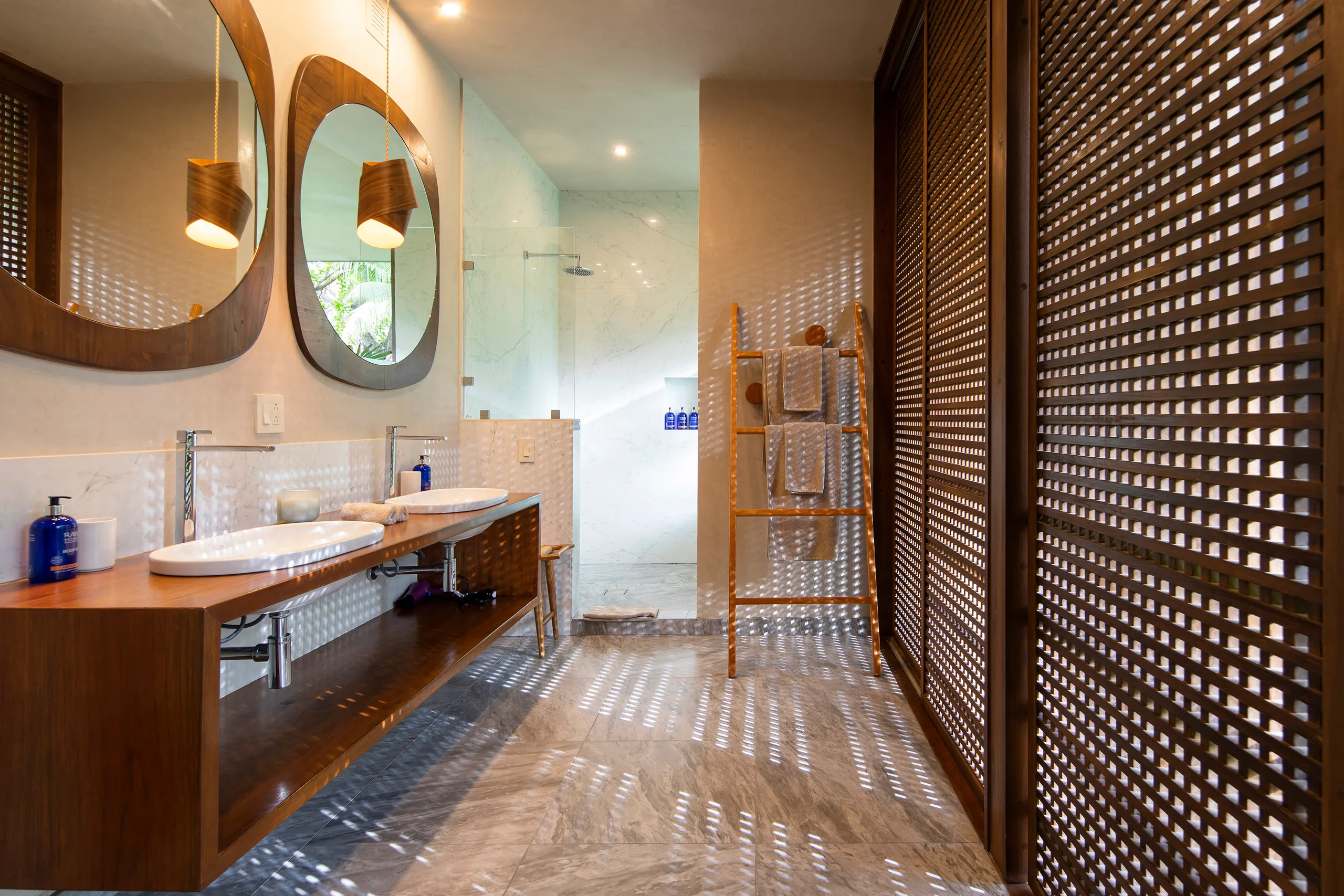 Tropical Beachfront Twin Villas with Private Pool, Beach Access and Jungle Views — photograph 9