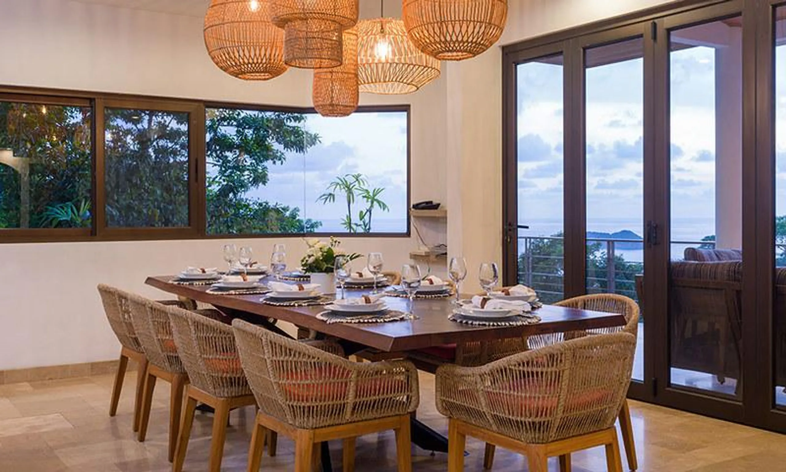 Luxurious Seven-Bedroom Villa in Manuel Antonio with Private Pool and Rainforest Surroundings — photograph 11