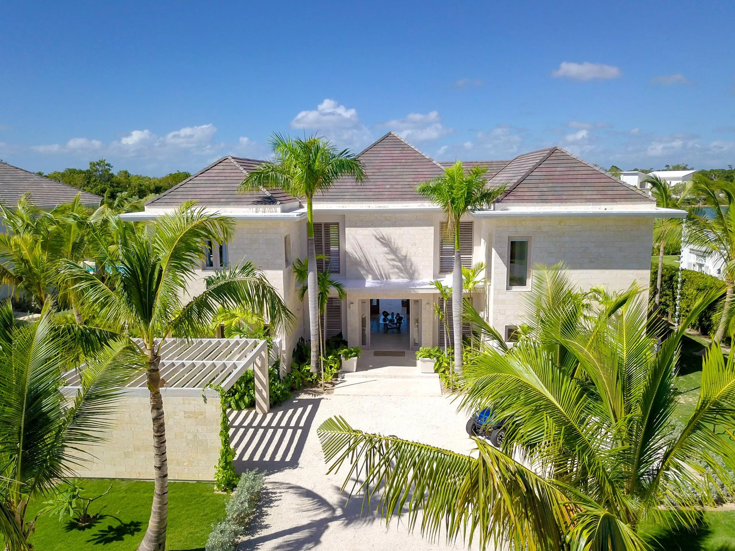 Relaxing Punta Cana Villa with Private Pool, Manicured Lawns, and Resort Perks — photograph 6