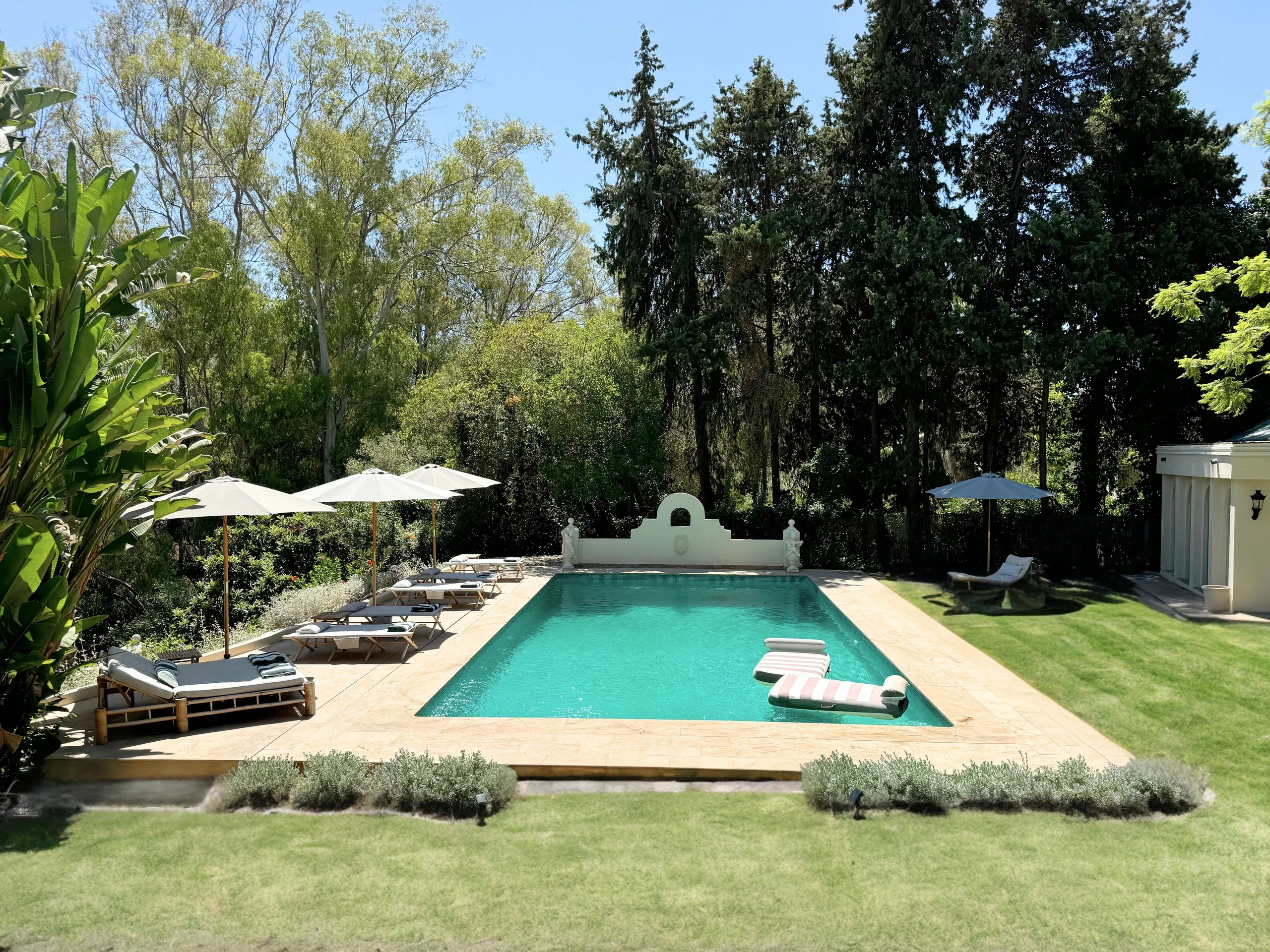 Majestic Traditional Estate with Private Pool and Stunning Garden Views — photograph 3