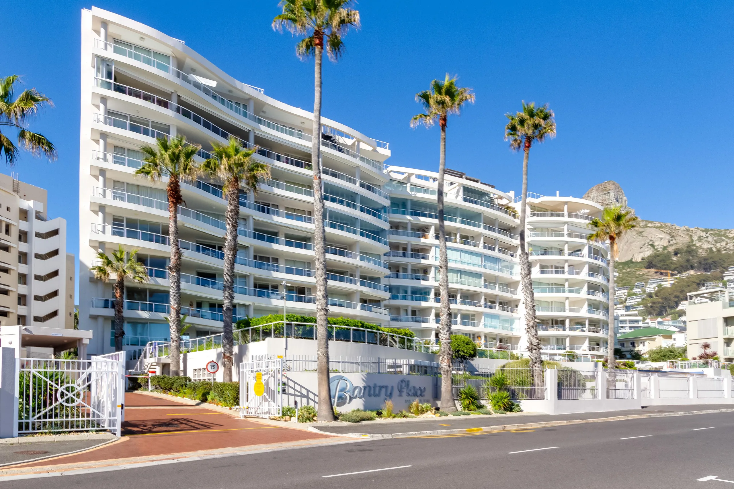 Enchanting Penthouse Retreat with Stunning Ocean Views — photograph 5