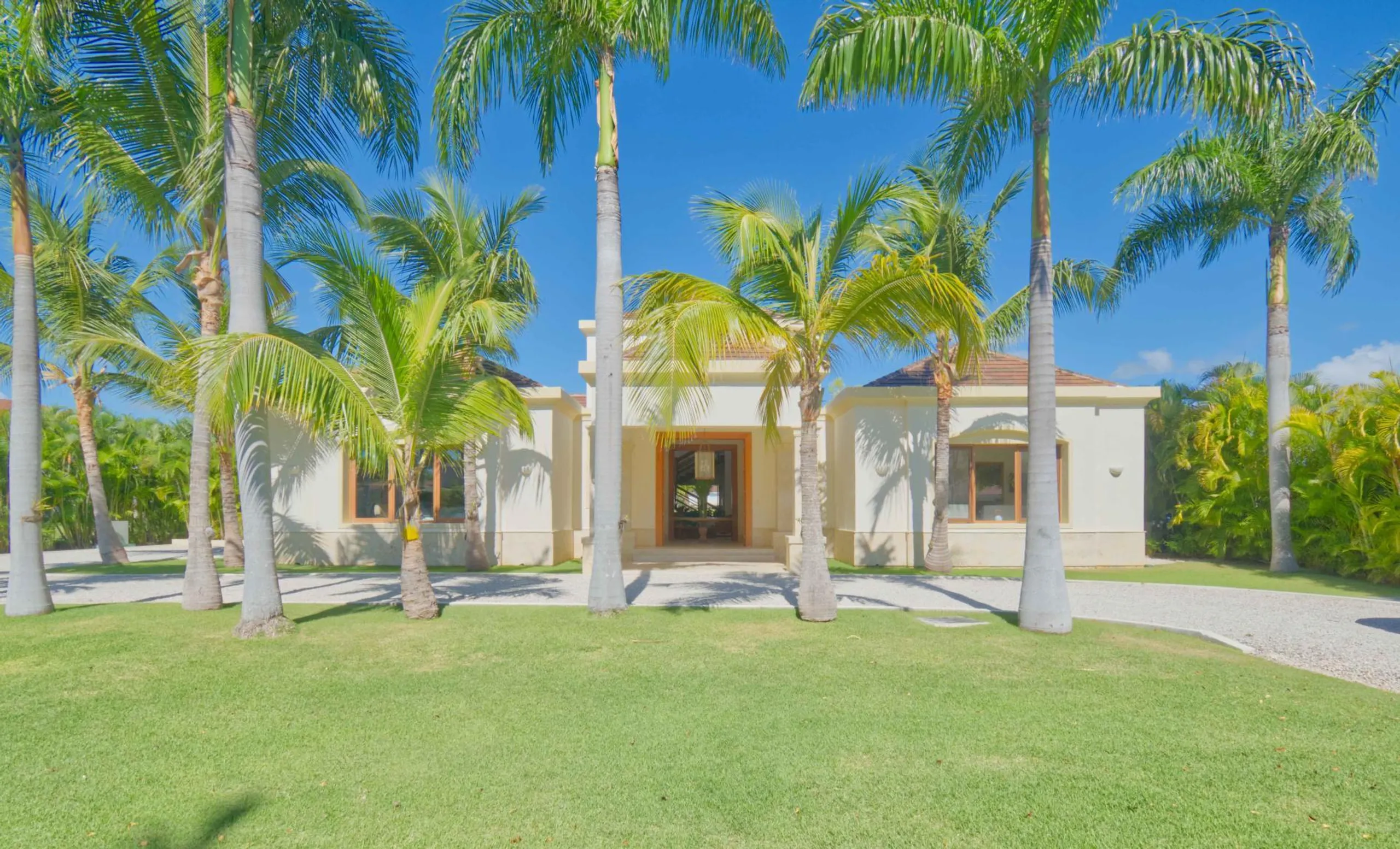 Light Filled 5BDR Villa with Private Pool, and Golf Views — photograph 2