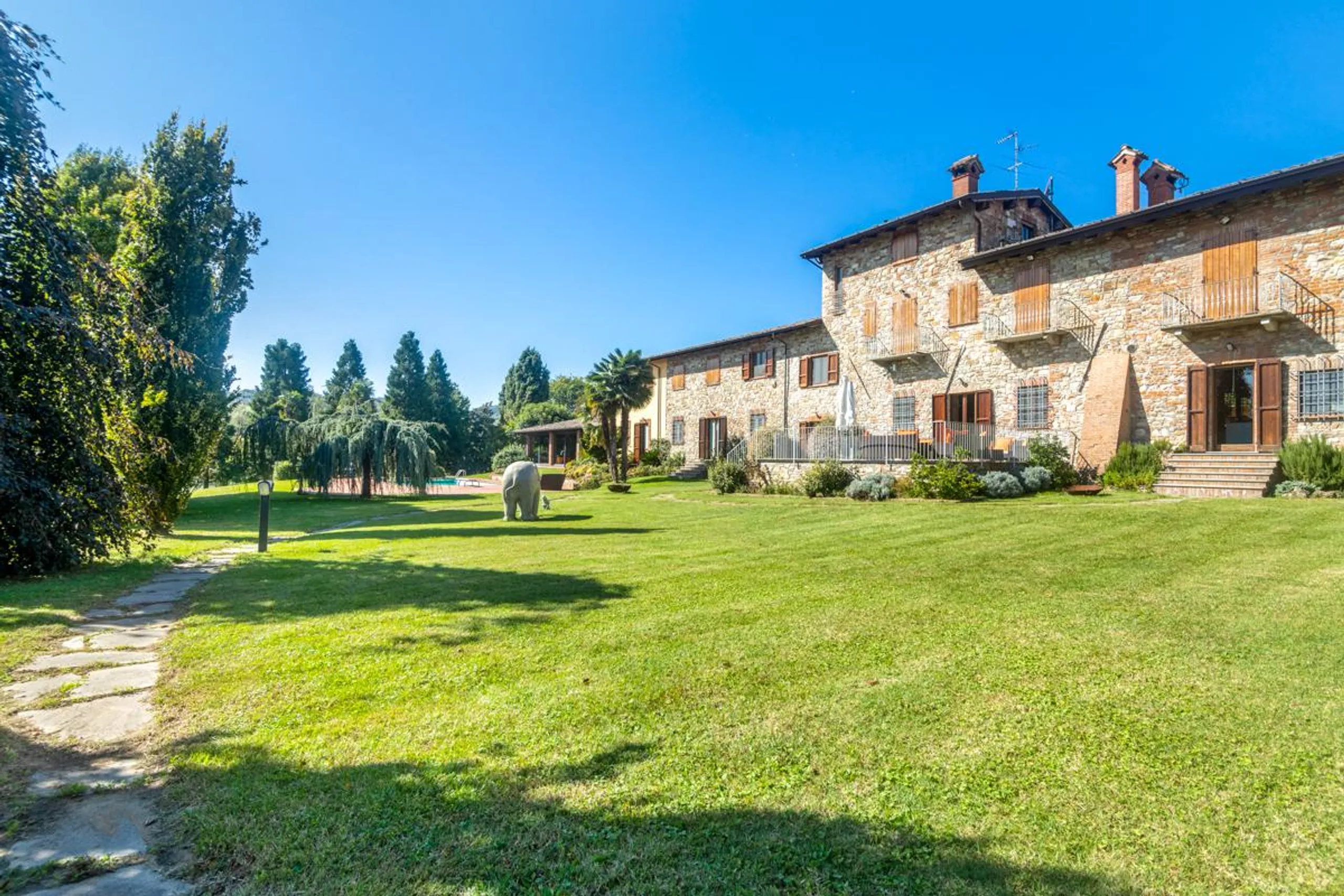 First-class Historic Villa with Pool and Panoramic Views of the Val Luretta — photograph 5
