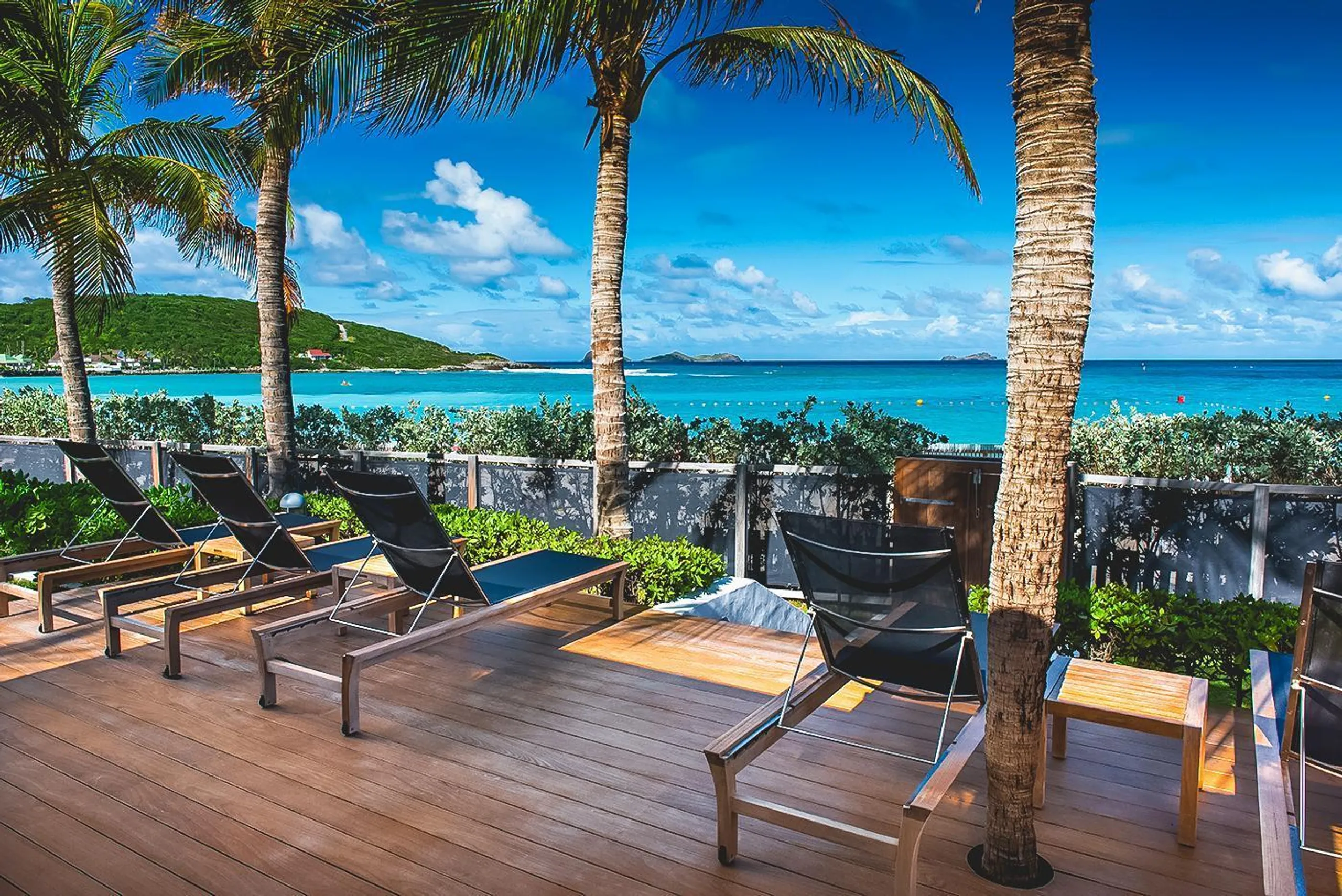 Elegant Paradise Villa with Infinity Pool and Majestic Ocean Views — photograph 2