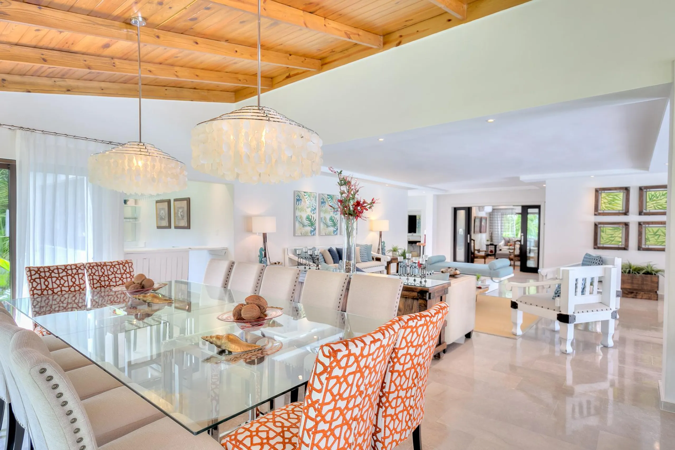Sophisticated 4BR Villa with Expansive Garden Pool Terrace and Palapa — photograph 10