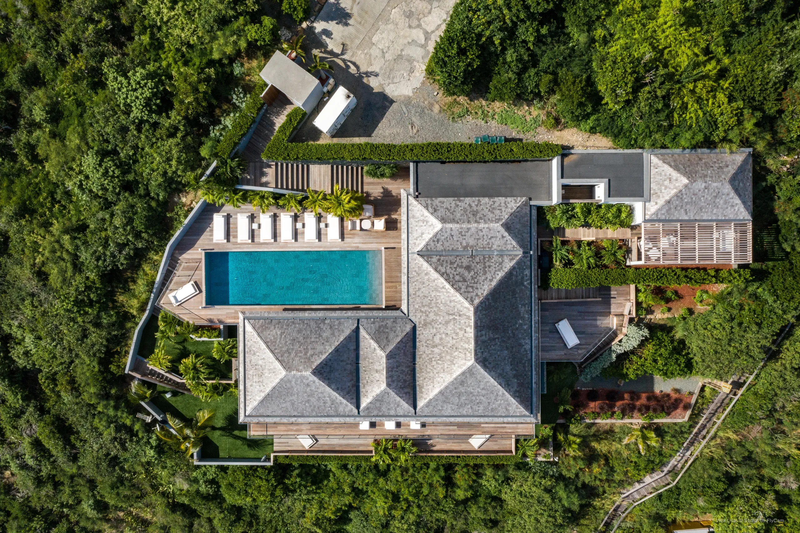 Palatial Beachfront Villa with Private Pool and Luxury Gazebo — photograph 4