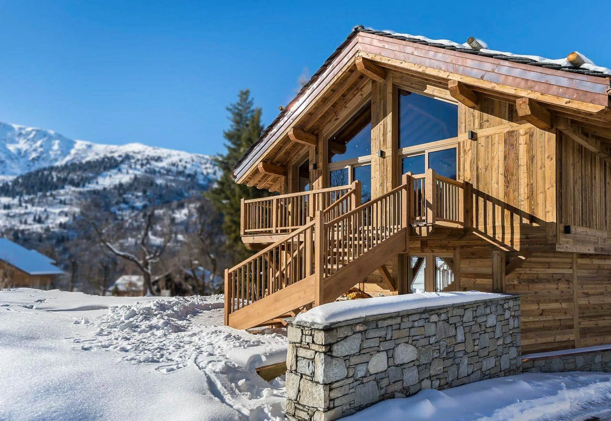 Stunning 6-Bedroom Chalet with Outdoor Jacuzzi and Scenic Views, Les Allues