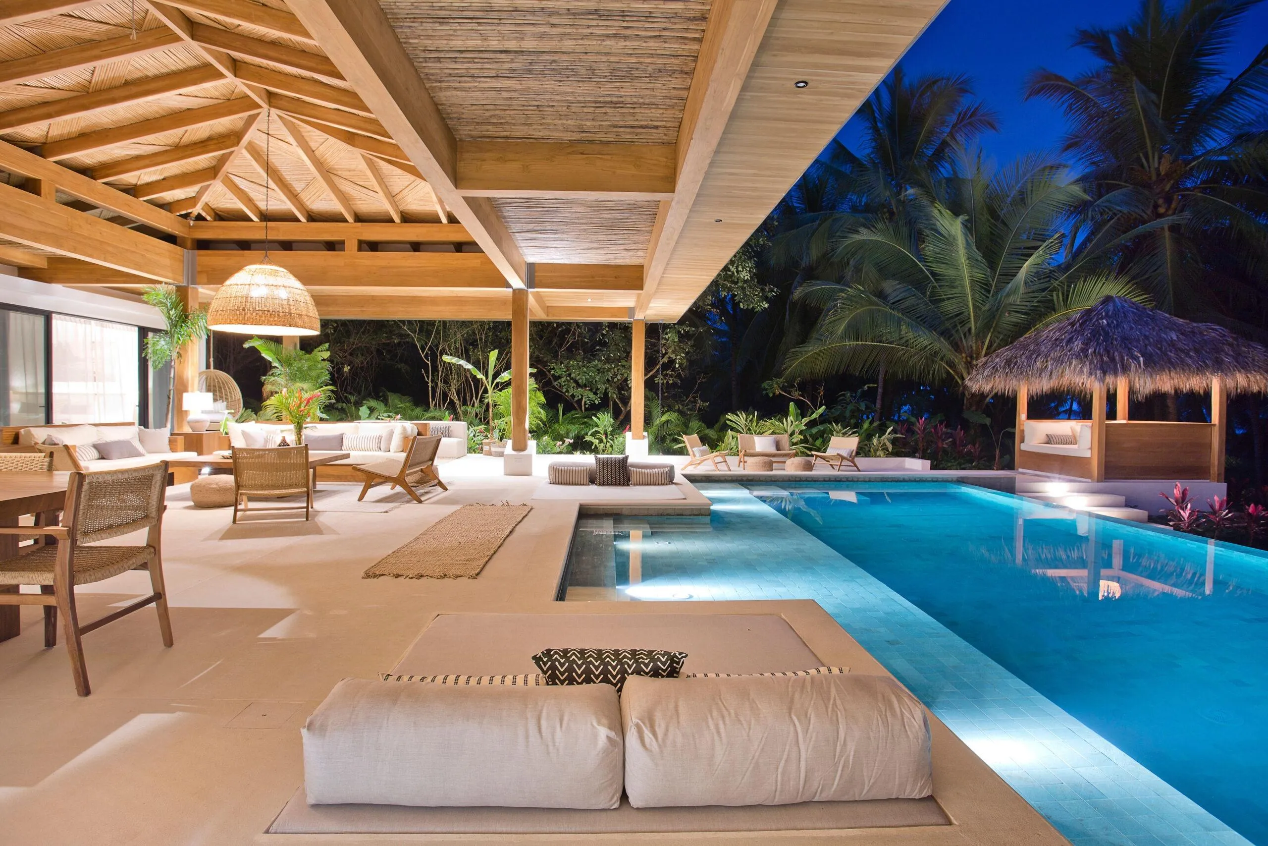 Stunning Beachfront Villa with Private Pool and Ocean Views, Santa Teresa